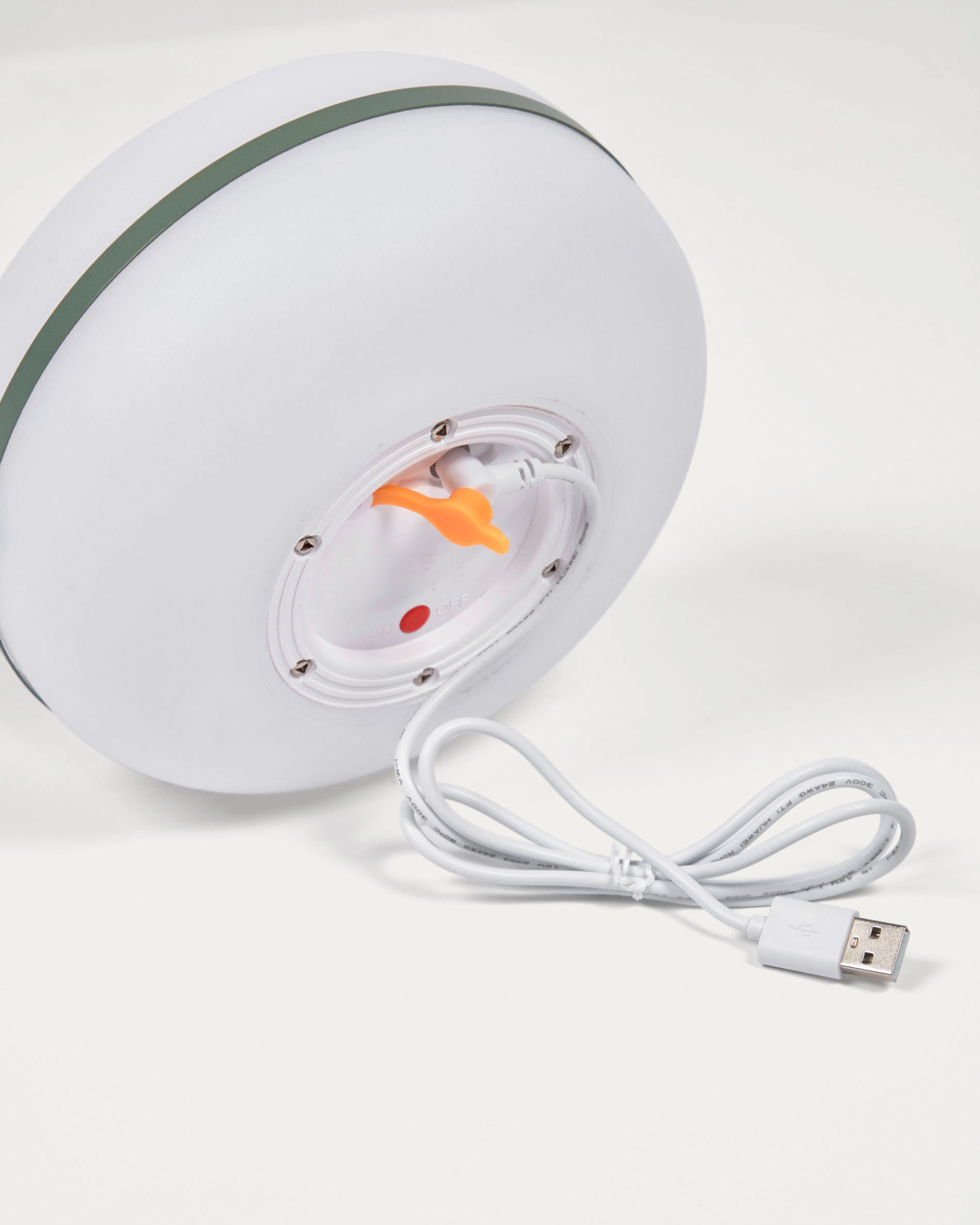 Die Tea Tischlampe von Kave Home vereint modernes Design mit Funktionalität. Ihr grünes Finish und die kabellose Nutzung machen sie perfekt für jeden Raum.