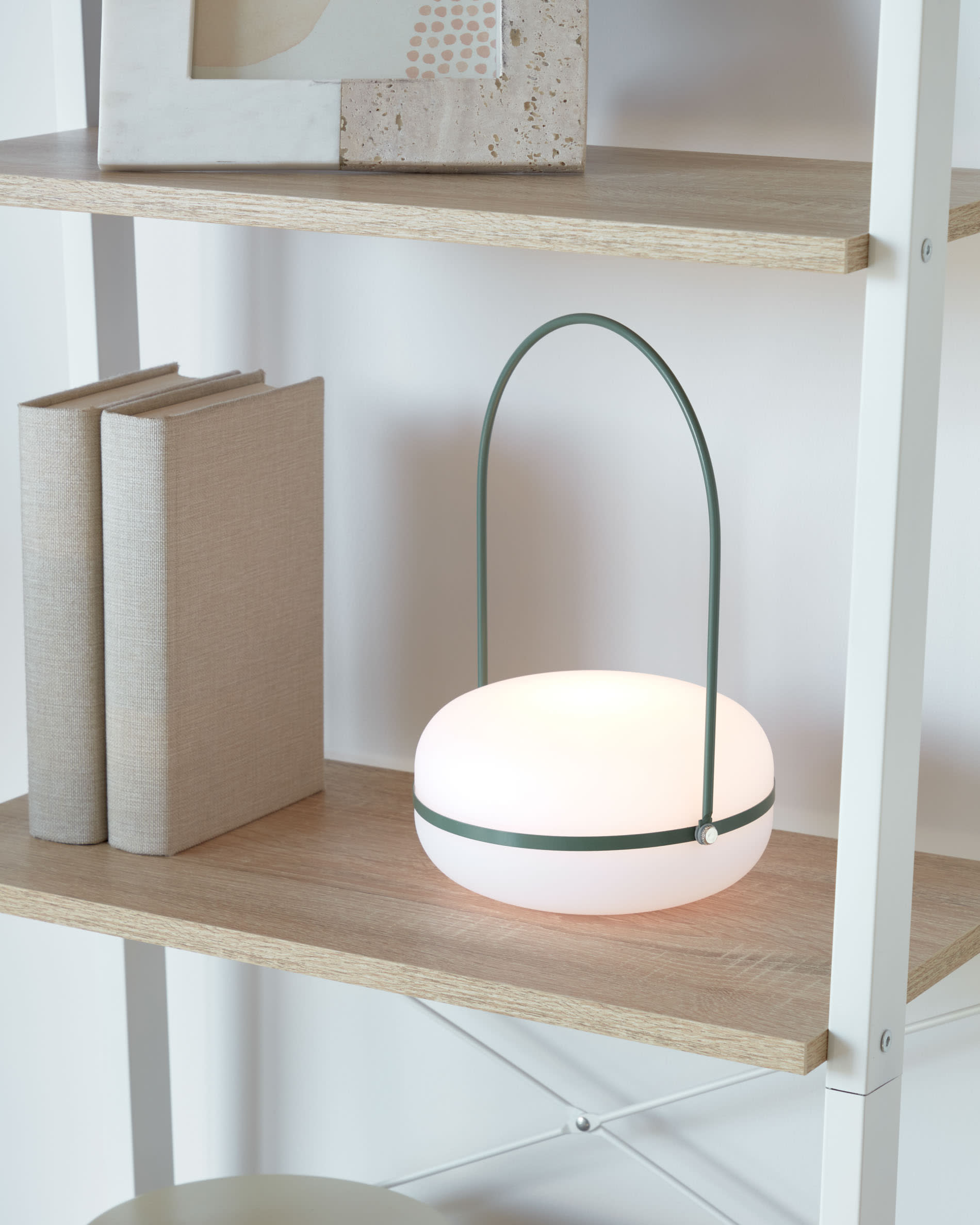 Die Tea Tischlampe kombiniert grünes Polyethylen und Metall für ein modernes Design, ideal für stilvolle und funktionale Wohnräume.