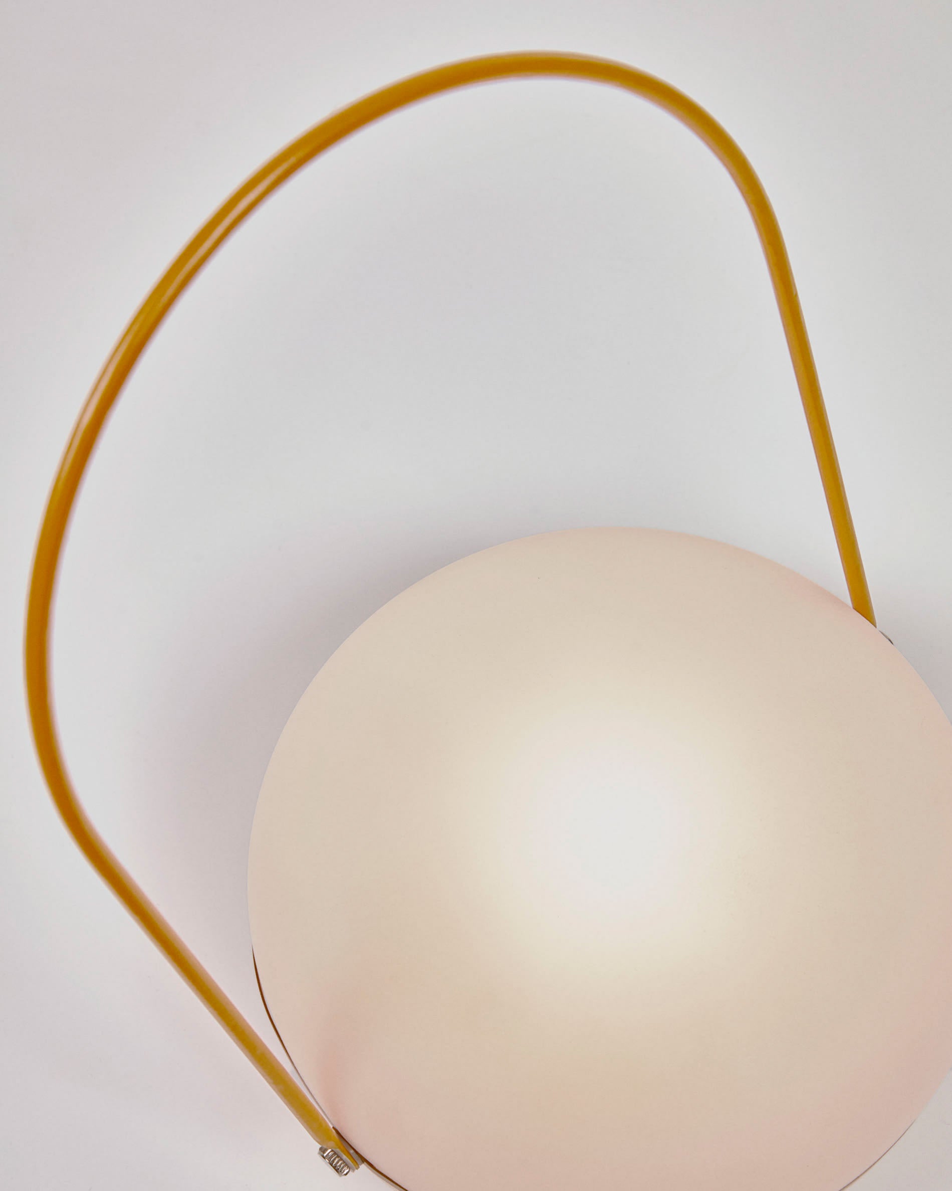 Die Tea Tischlampe von Kave Home vereint modernes Design mit praktischer Mobilität. Ihr senfgelbes Finish bringt Wärme in jeden Raum und eignet sich perfekt für Innen- und Außenbereiche.