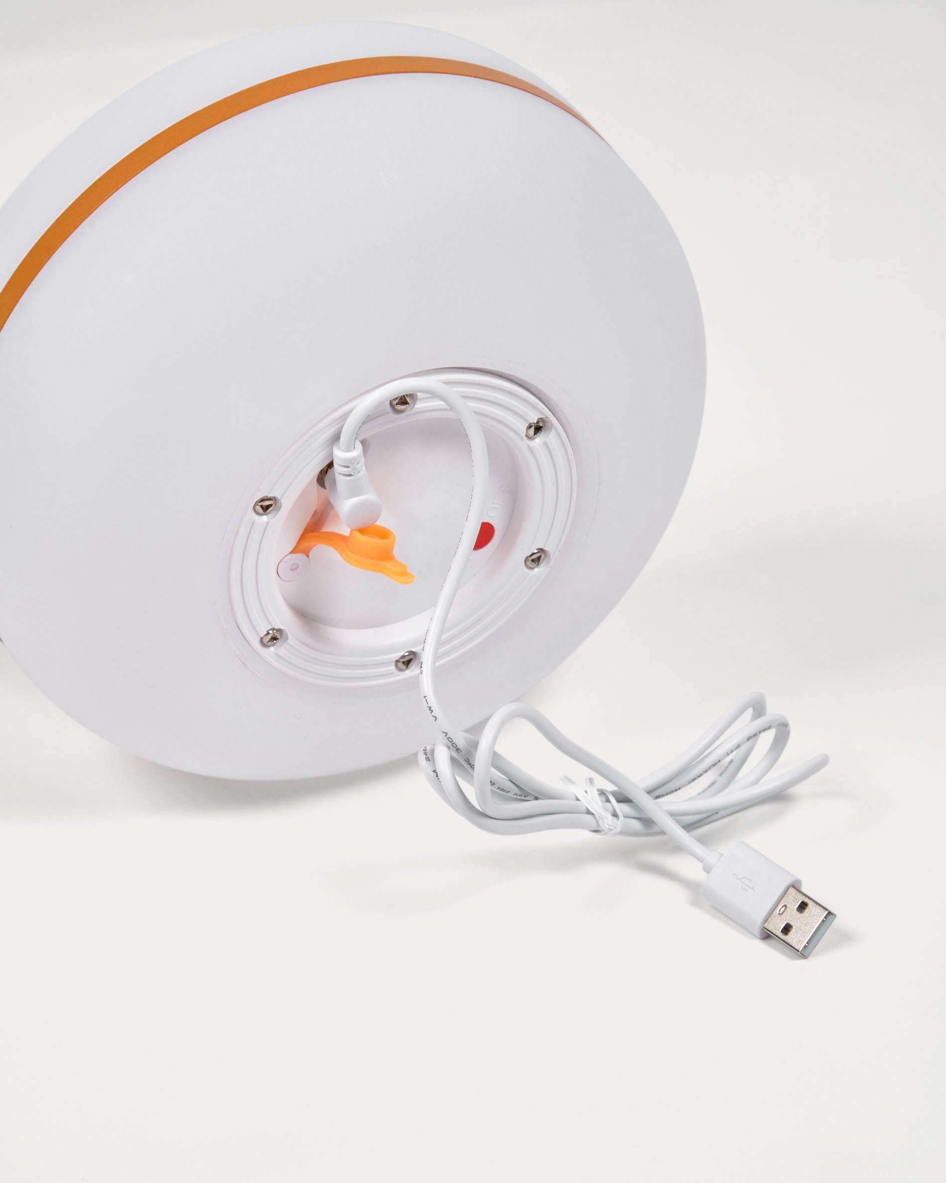 Die Tea Tischlampe von Kave Home kombiniert stilvolles Design mit kabelloser Flexibilität. Ihr senfgelbes Finish sorgt für eine einladende Atmosphäre in jedem Raum.