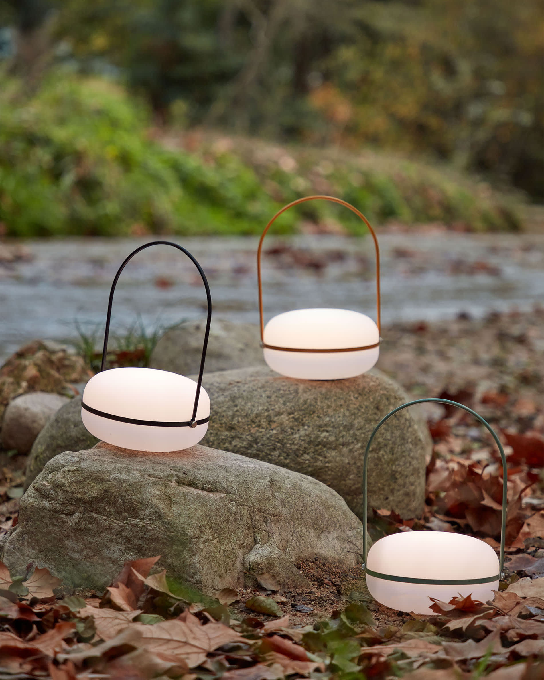 Die Tea Tischlampe von Kave Home vereint modernes Design mit kabelloser Flexibilität. Ihr warmes senfgelb und die robuste Bauweise sind perfekt für jeden Raum.