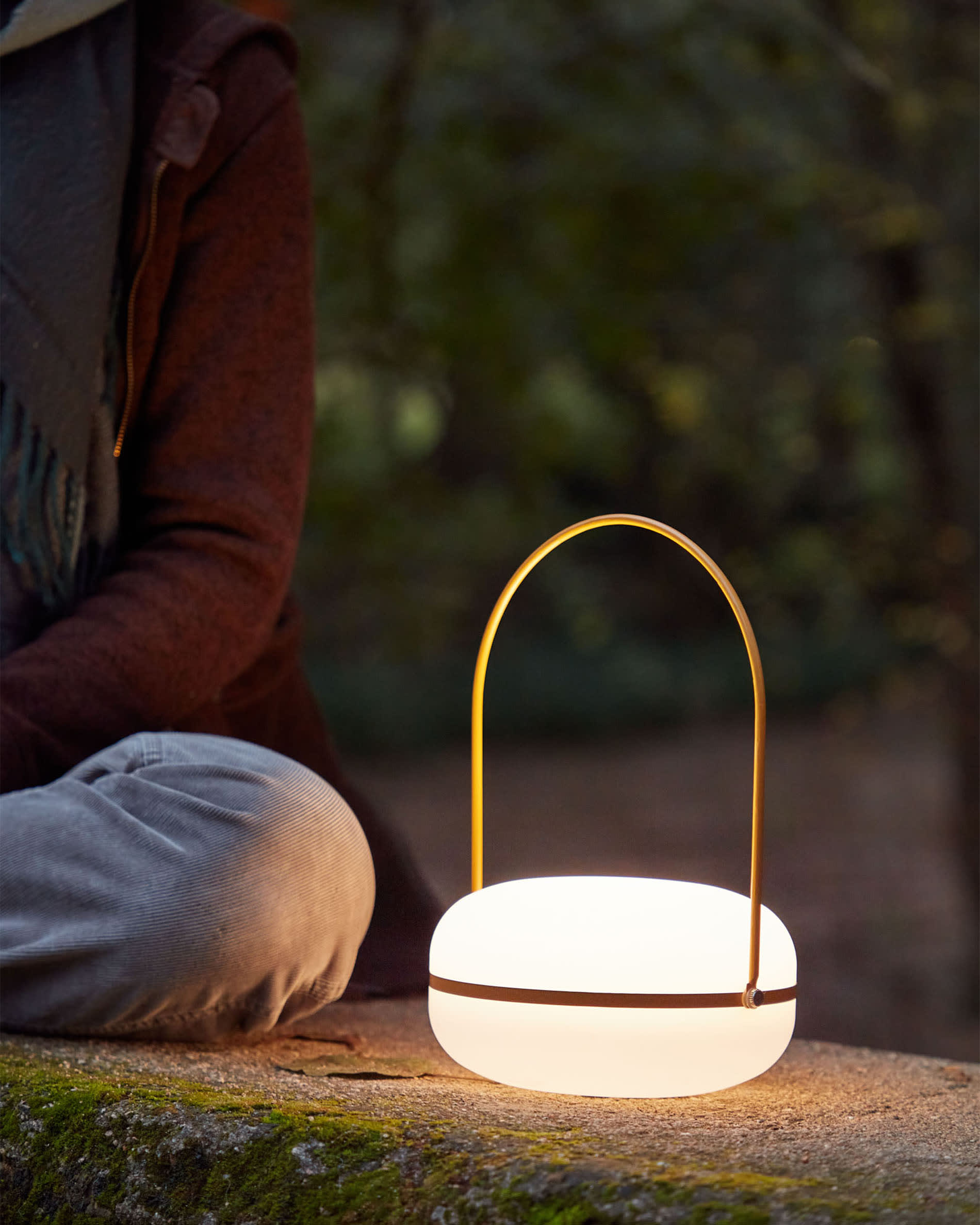 Die Tea Tischlampe von Kave Home kombiniert stilvolles Design mit praktischer Mobilität. Ihr senfgelbes Finish und die robuste Bauweise machen sie zum idealen Lichtakzent für drinnen und draußen.