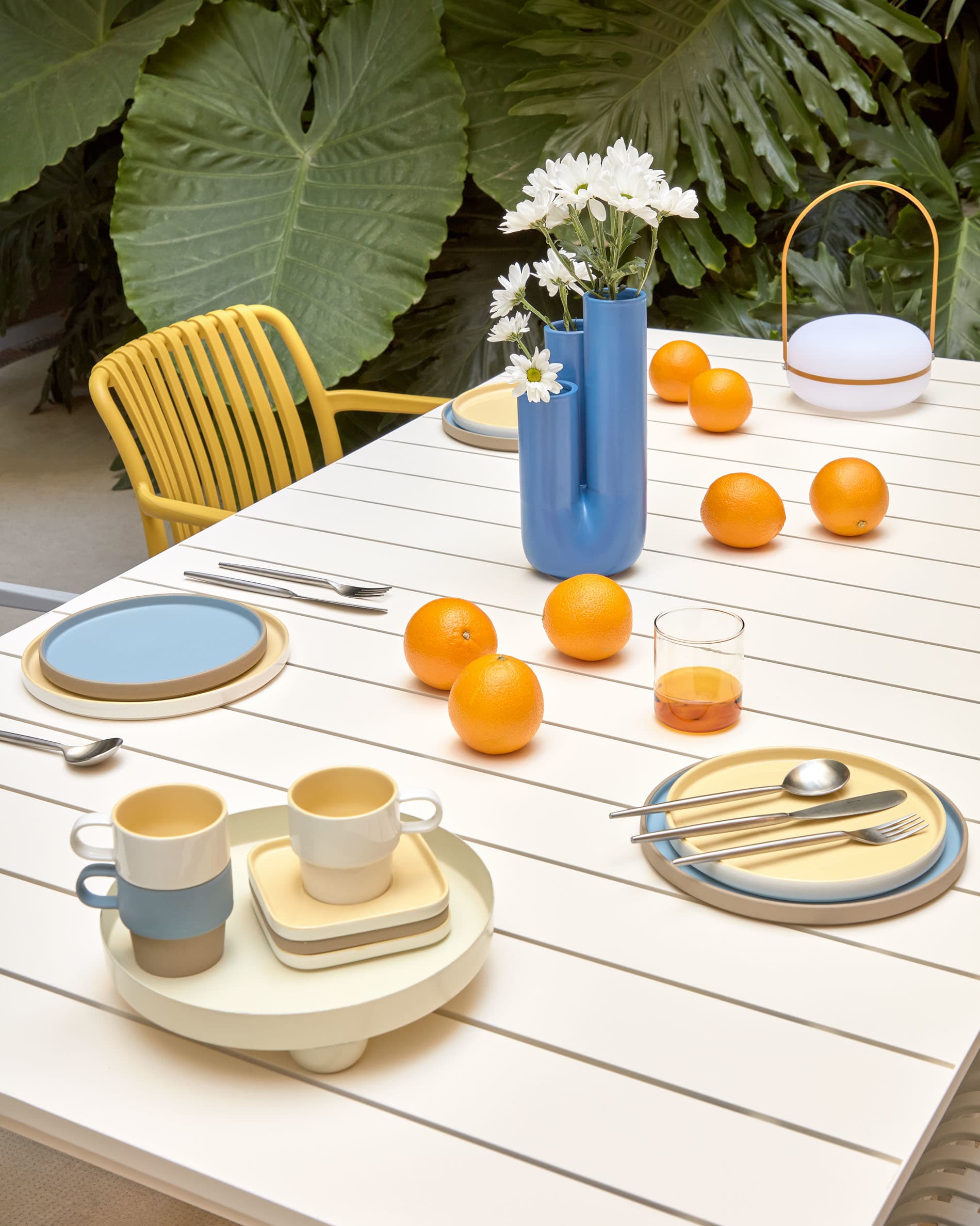 Die Tea Tischlampe von Kave Home vereint modernes Design mit kabelloser Flexibilität. Ihr senfgelbes Finish und die leichte, robuste Bauweise machen sie zum perfekten Lichtspender für jeden Raum und Außenbereich.