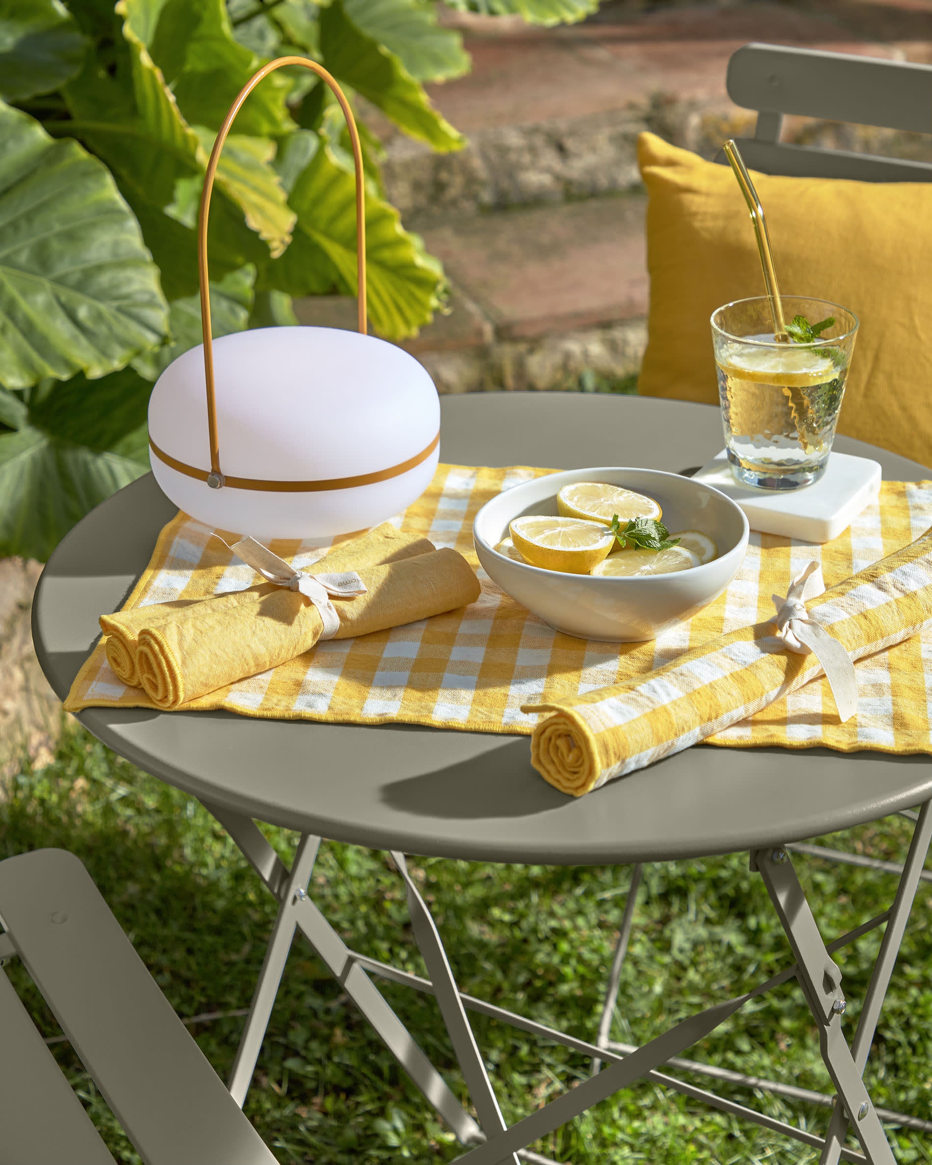 Die Tea Tischlampe von Kave Home kombiniert stilvolles Design mit praktischer Mobilität. Ihr senfgelbes Finish und die robuste Bauweise machen sie ideal für drinnen und draußen.