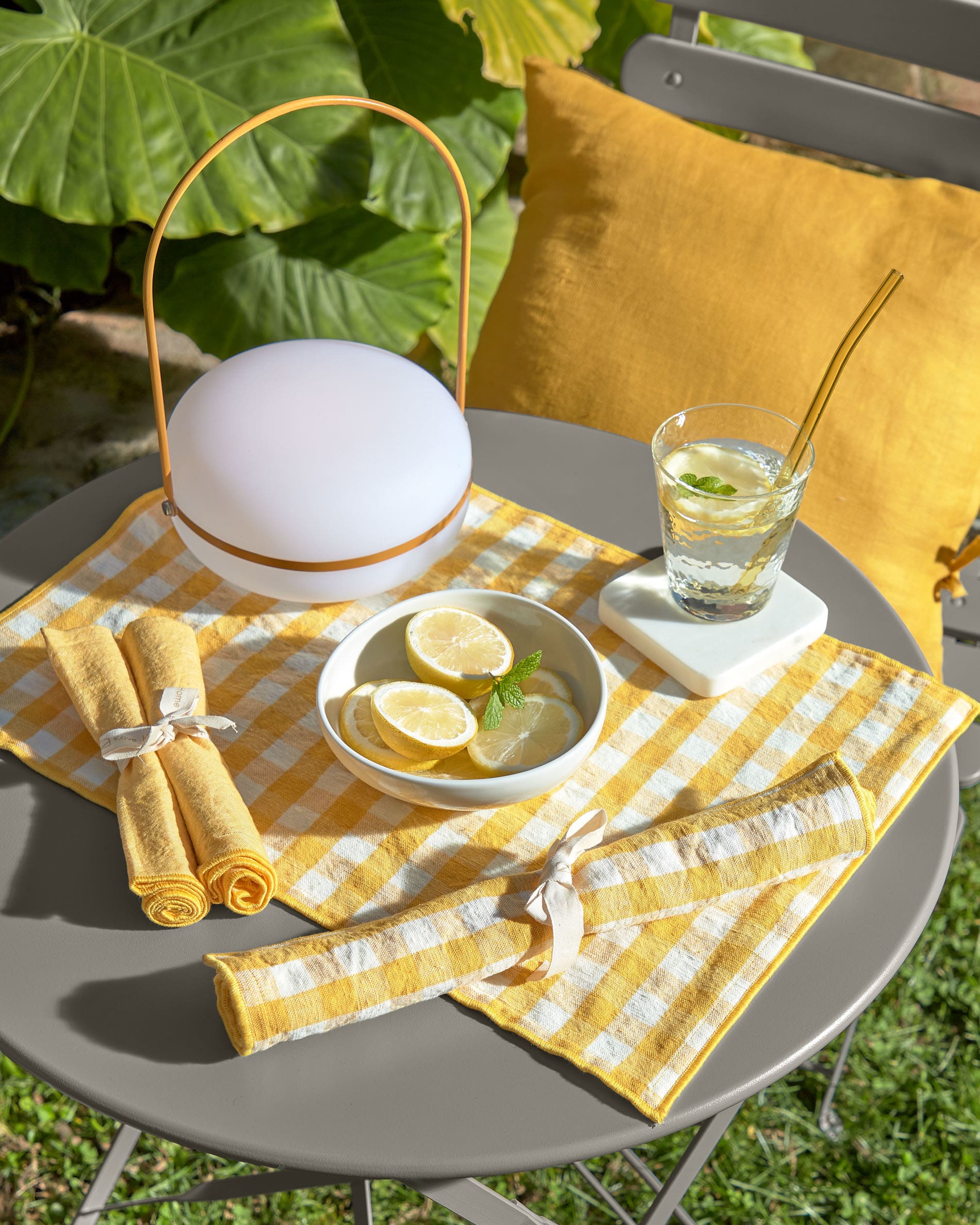 Die Tea Tischlampe von Kave Home vereint modernes Design mit kabelloser Flexibilität. Ihr warmes senfgelb und die robuste Bauweise sind perfekt für jeden Raum.