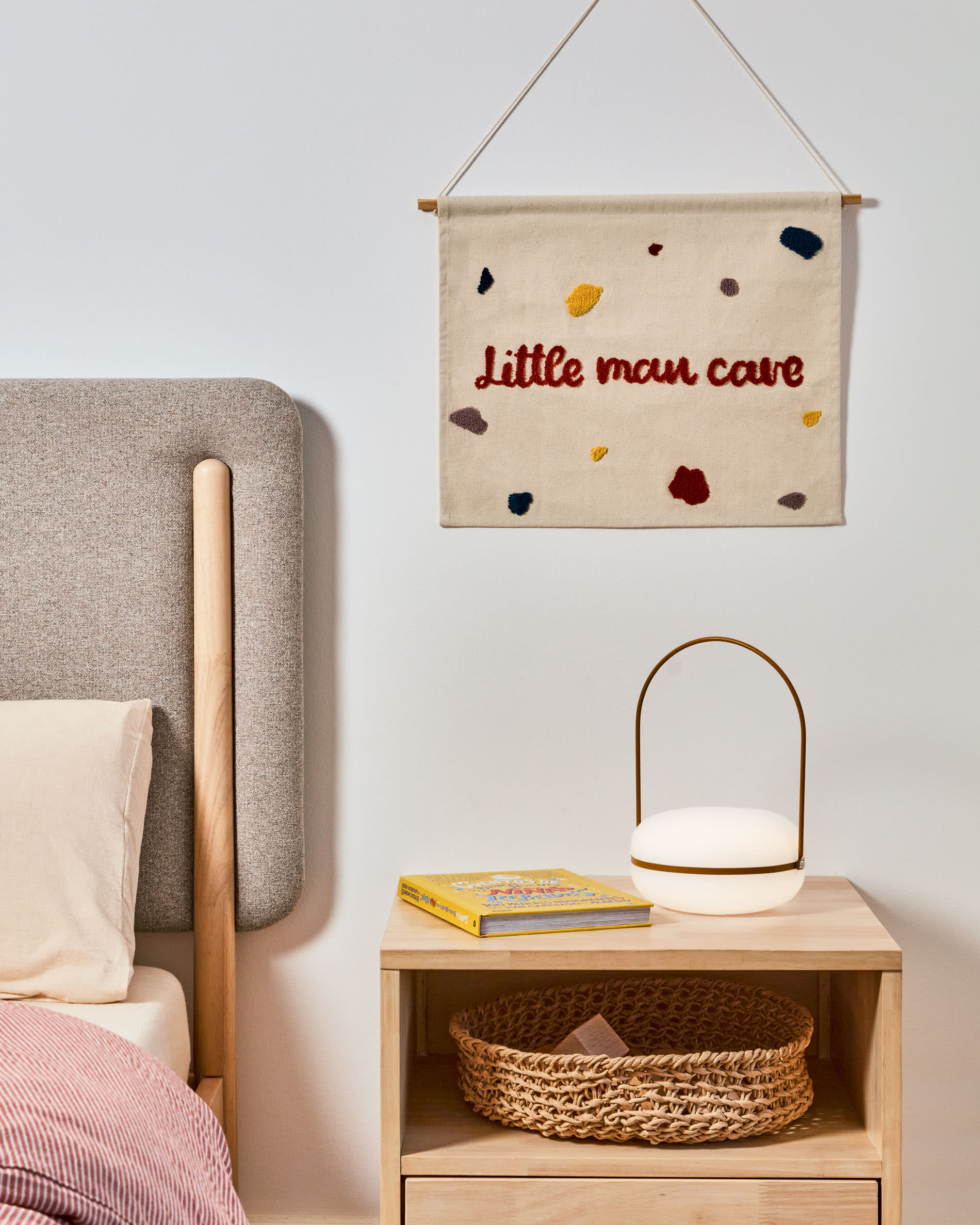 Die Tea Tischlampe aus Polyethylen und Metall in Senfgelb bietet stilvolle Beleuchtung und modernes Design für Ihr Zuhause.