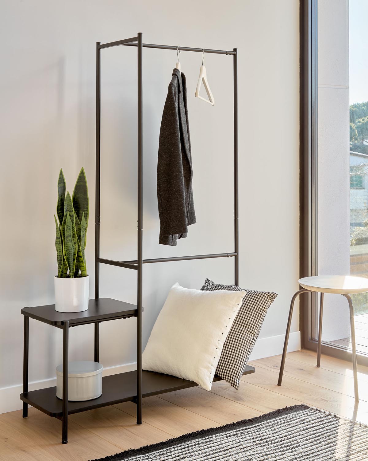 Galatia Kleiderständer mit Bank: Eleganz trifft Funktionalität.