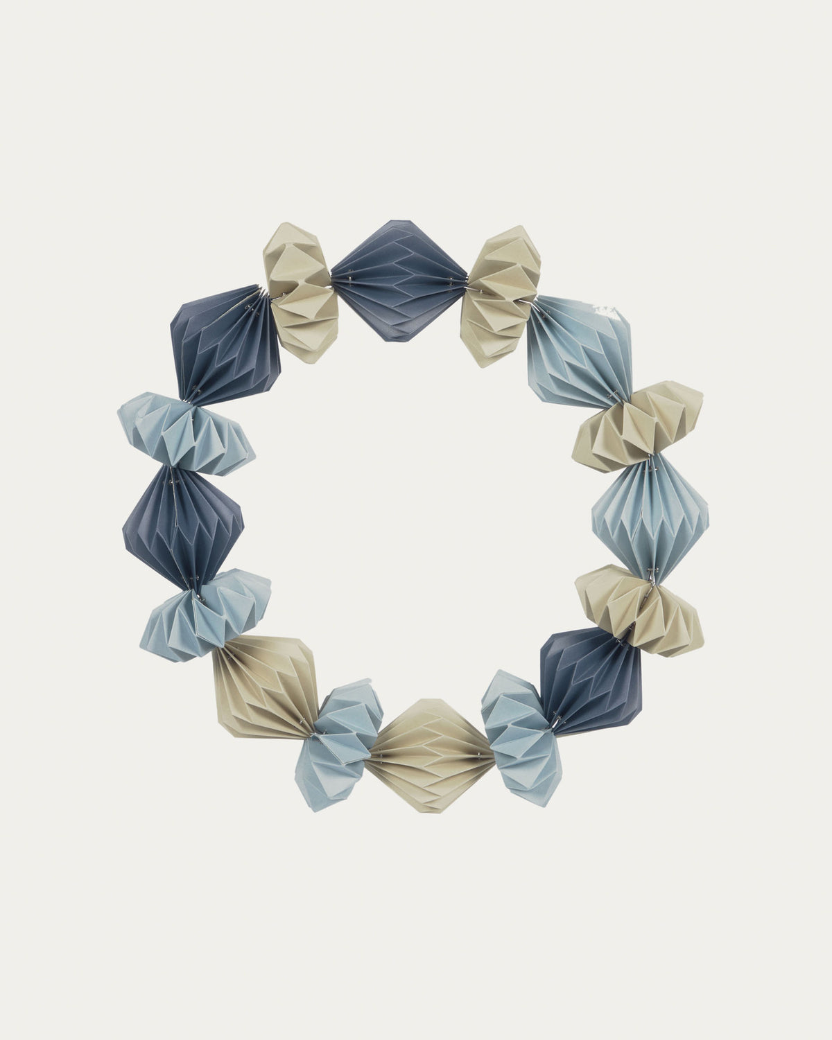 Willemina Adventskranz mehrfarbig in Blau präsentiert im Onlineshop von KAQTU Design AG. Weihnachtszubehör ist von Kave Home