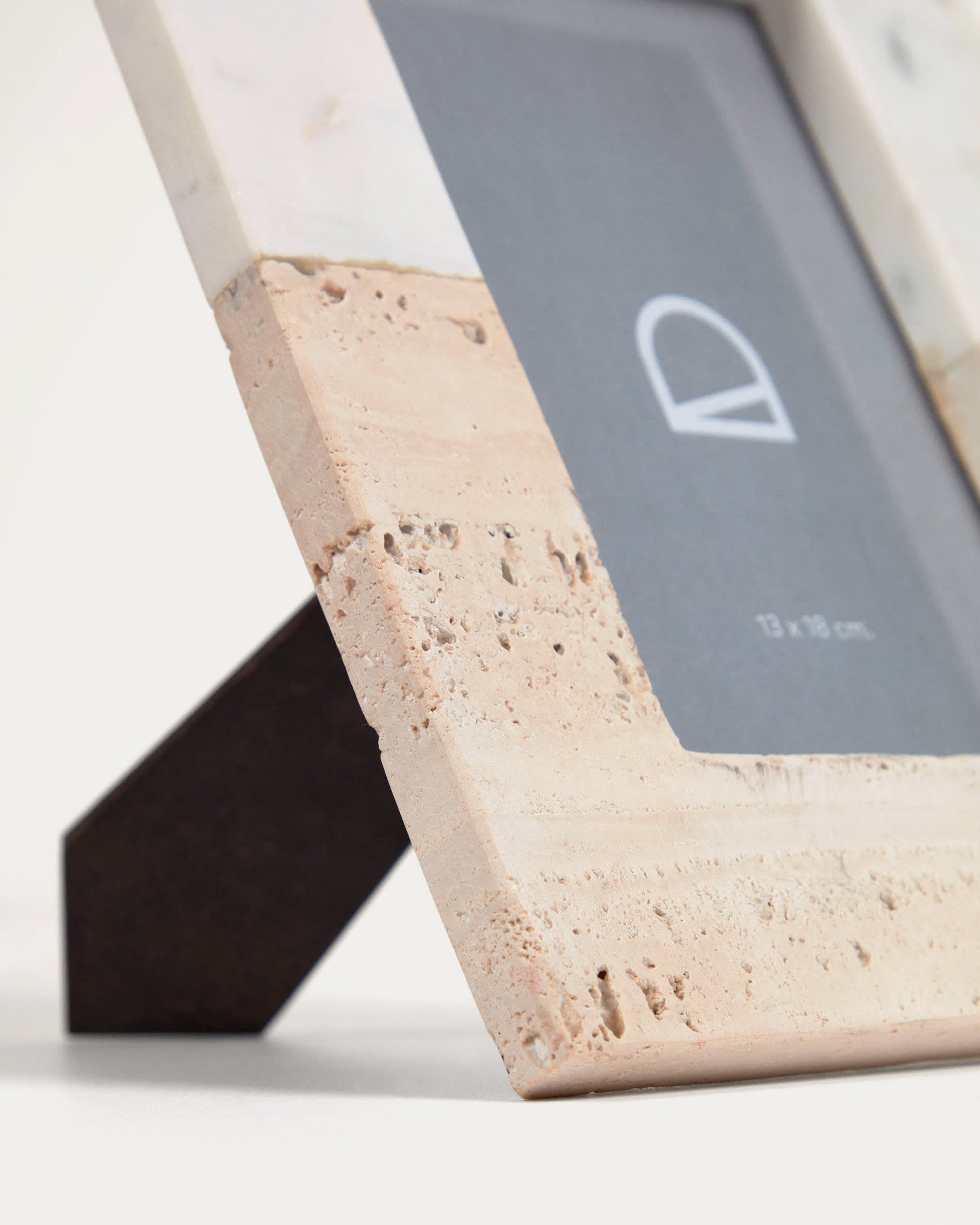 Stilvoller Uria Bilderrahmen (25x20 cm) aus edlem weissem Marmor und beigem Stein. Ideal für Ihre schönsten Erinnerungen und ein elegantes Wohnambiente.