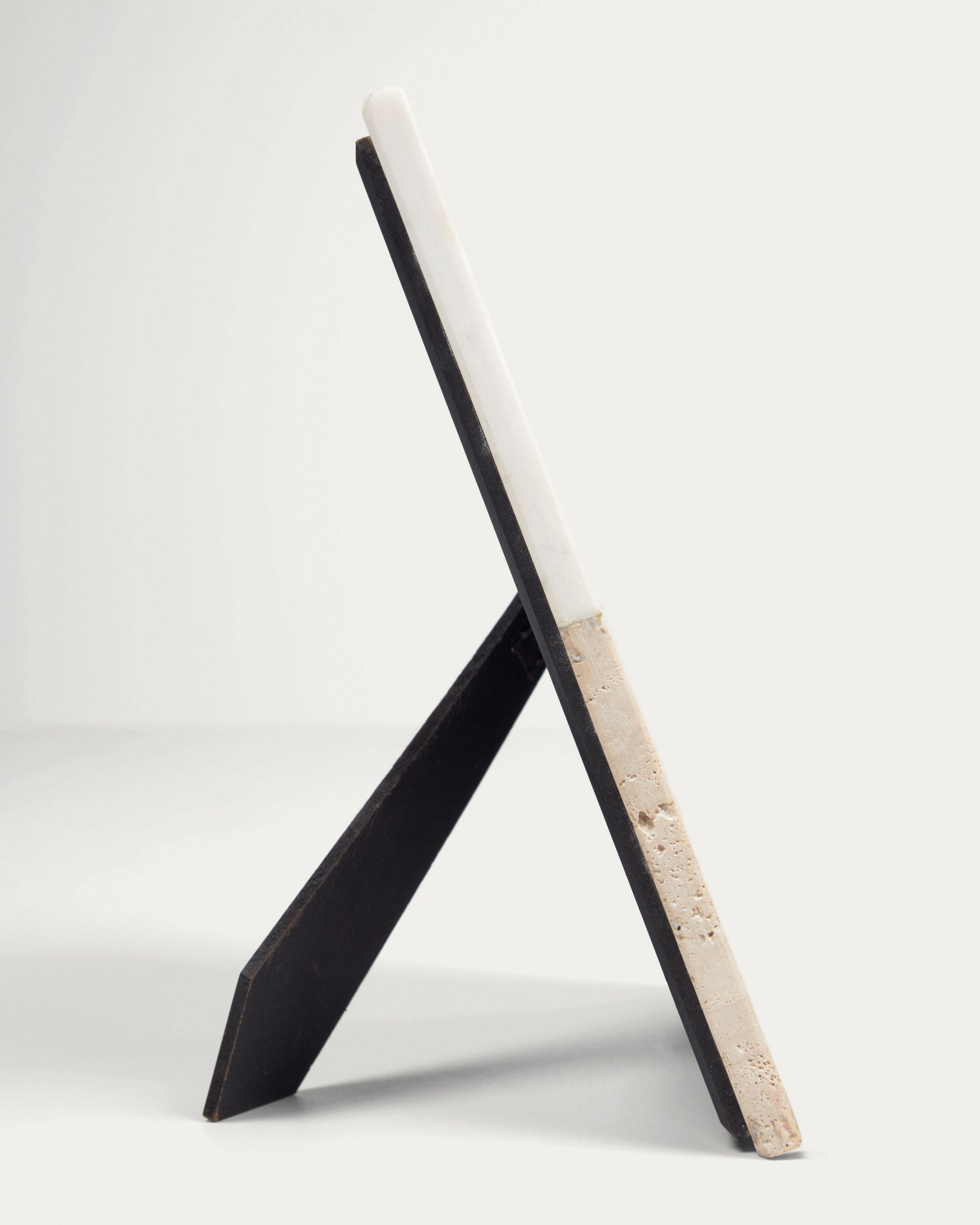 Eleganter Uria Bilderrahmen (25x20 cm) aus hochwertigem weissem Marmor und beigem Stein. Perfekt für Ihre Lieblingsfotos und stilvolle Akzente.