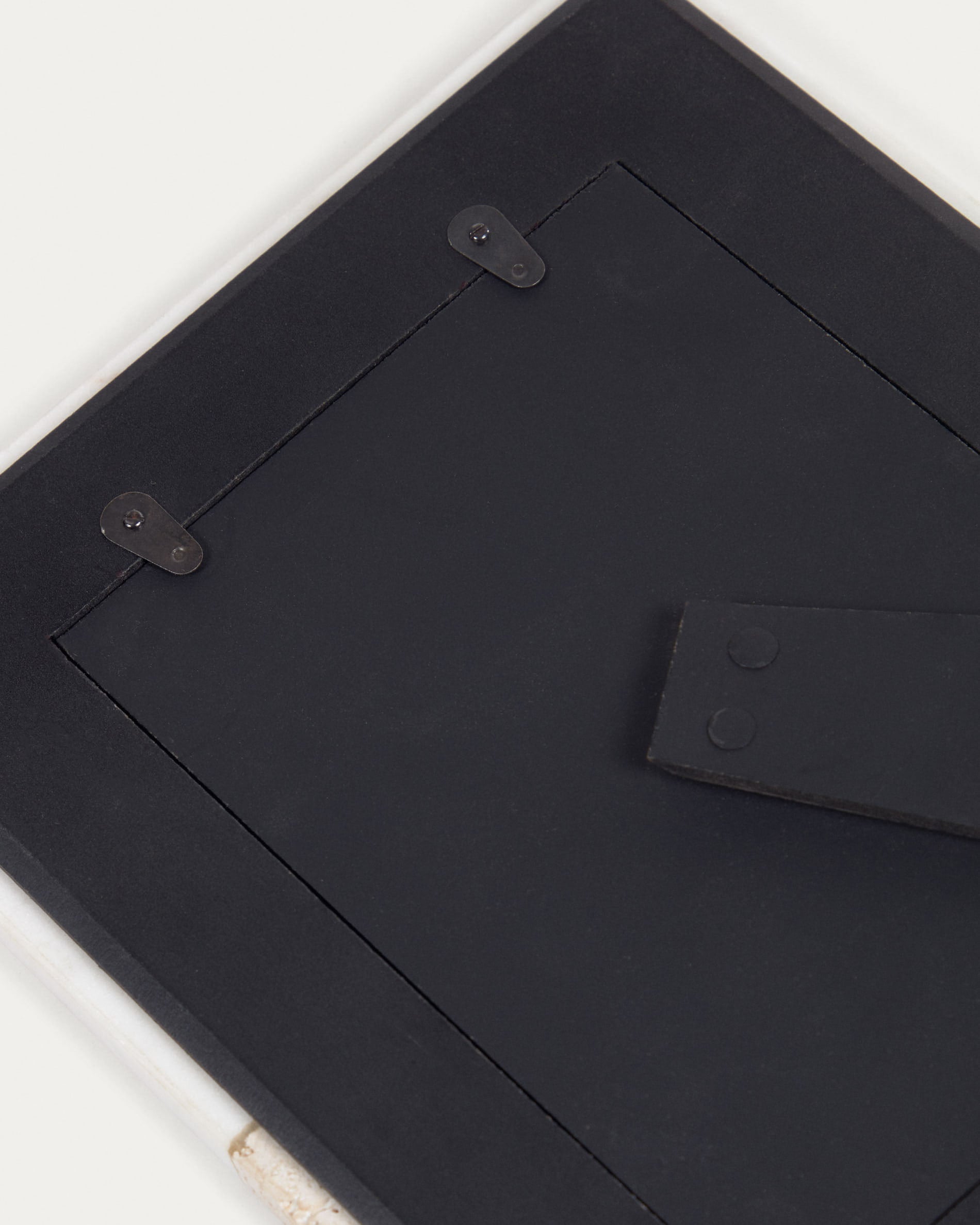 Der Uria Bilderrahmen (25x20 cm) aus edlem weissem Marmor und beigem Stein setzt Ihre Erinnerungen stilvoll in Szene und verleiht jedem Raum Eleganz.