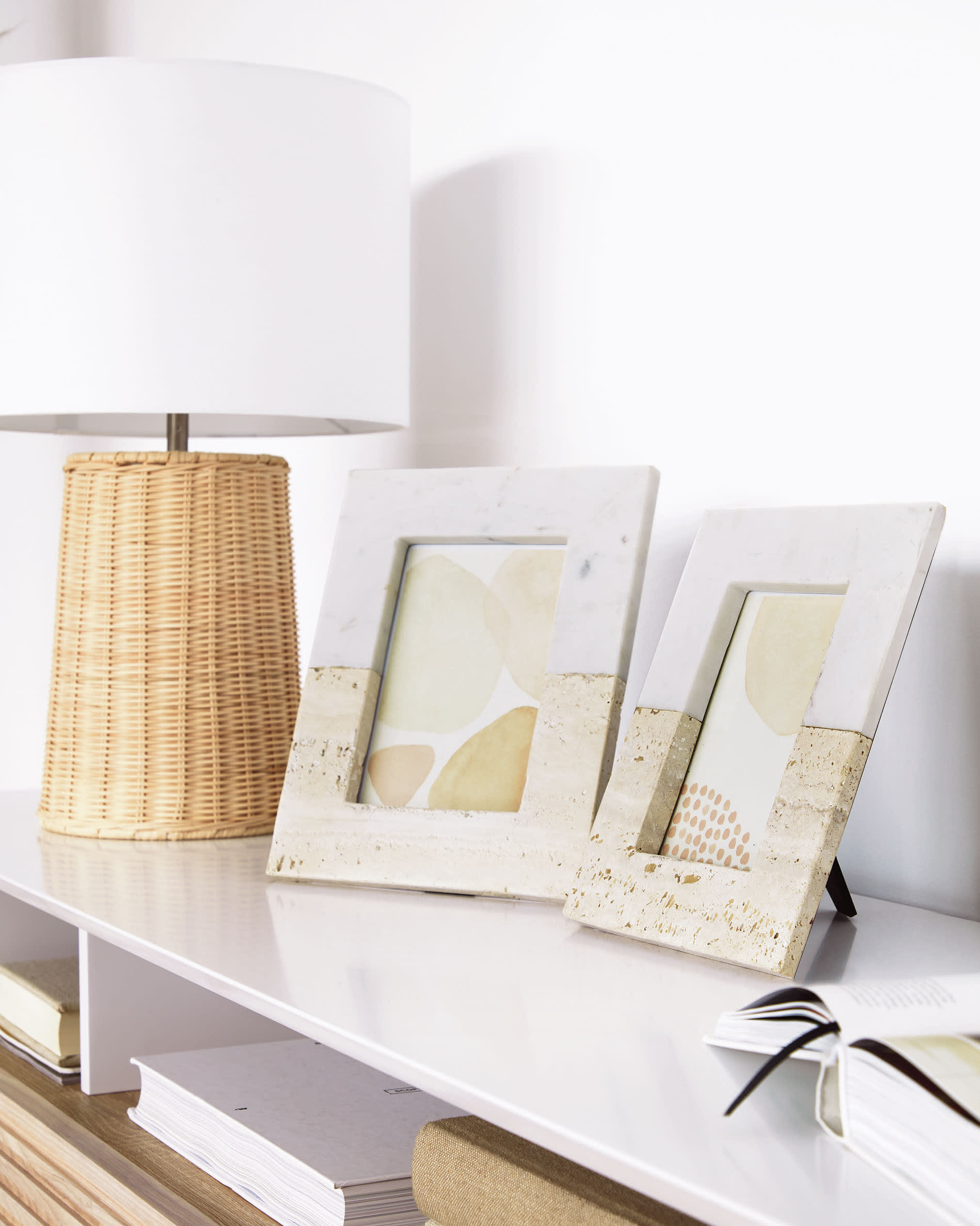 Stilvoller Uria Bilderrahmen aus edlem weissem Marmor und beigem Stein (25x20 cm) von Kave Home. Ideal für Ihre schönsten Erinnerungen.