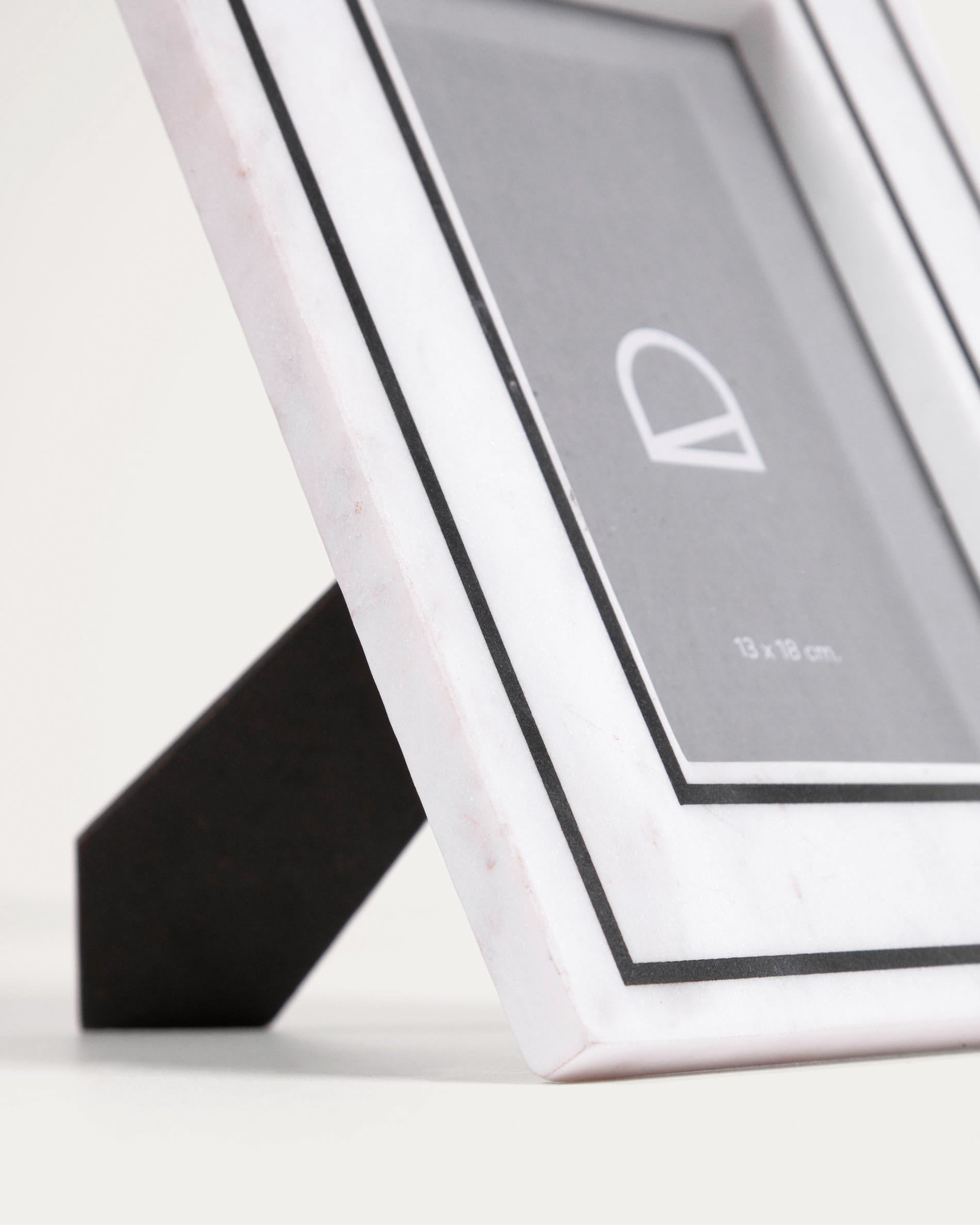 Stilvoller Bilderrahmen aus edlem Marmor in Schwarz und Weiß, 25 x 20 cm, ideal für Ihre wertvollen Erinnerungen.