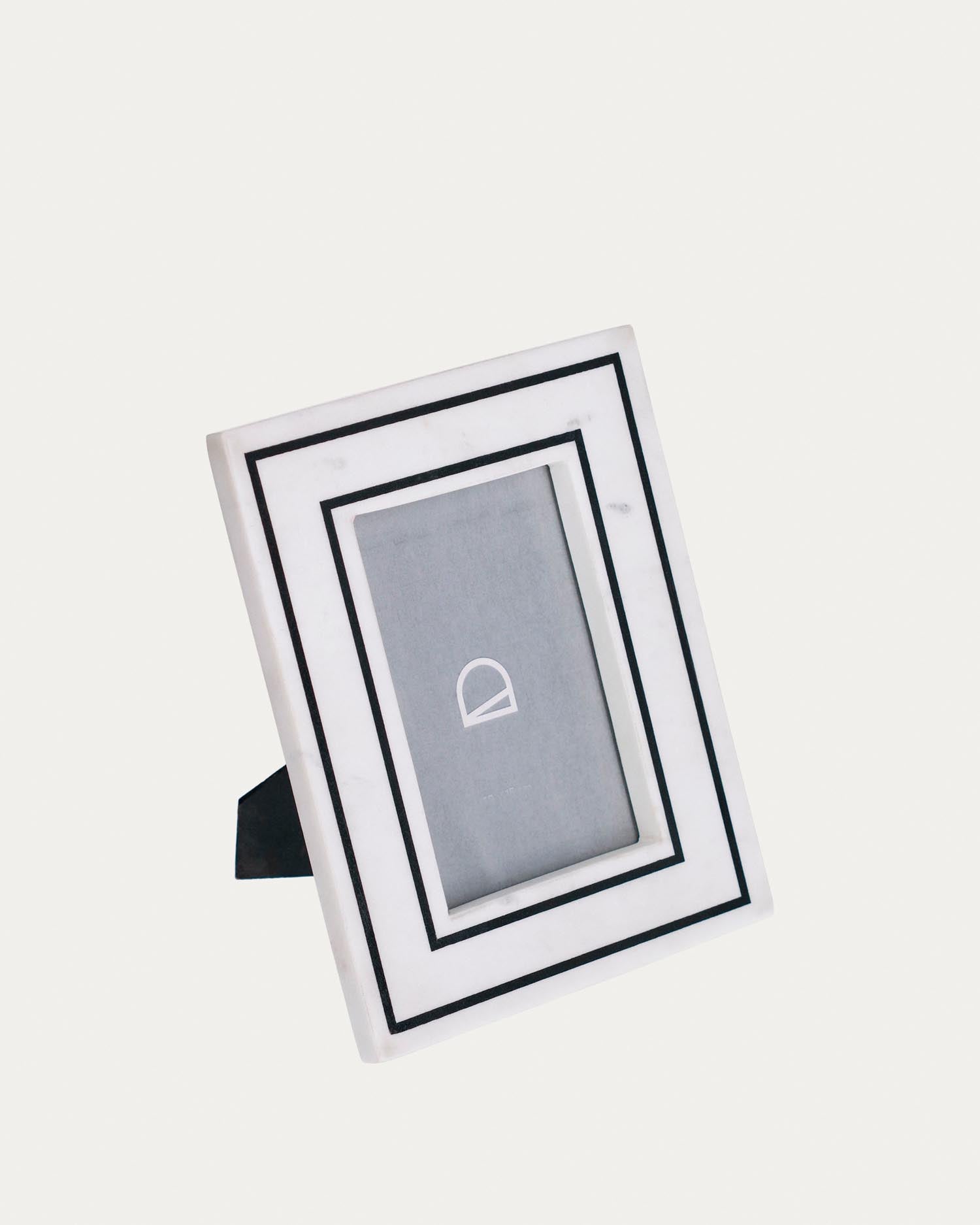 Eleganter Vittoria Bilderrahmen aus schwarzem und weissem Marmor, 23x18 cm, von Kave Home – stilvoll und zeitlos.