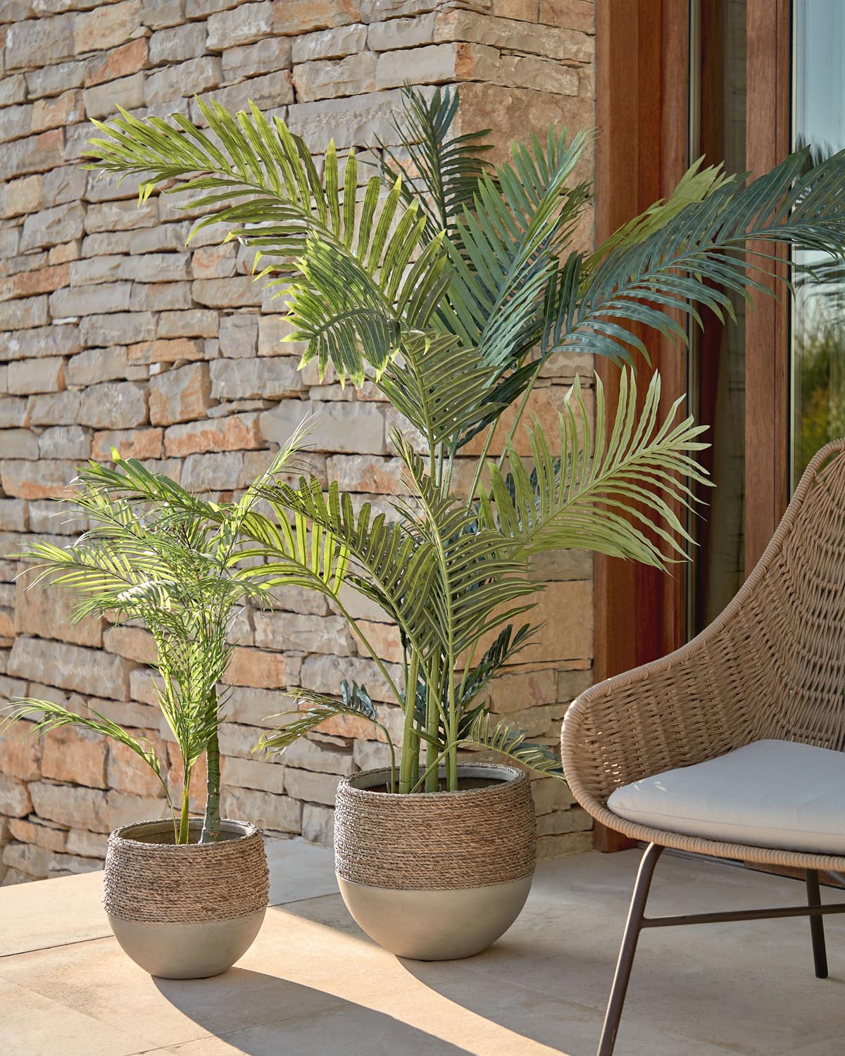 Palmera Kunstpflanze 70 cm im eleganten schwarzen Topf von Kave Home.