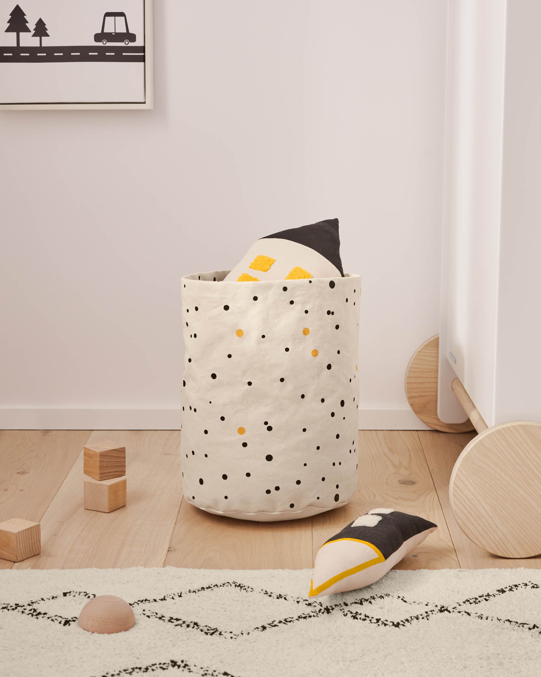 Elegantes Nisi Kissen aus 100% GOTS-zertifizierter Bio-Baumwolle, schwarz-beige, 35x13 cm, ideal für stilvolle Wohnräume.