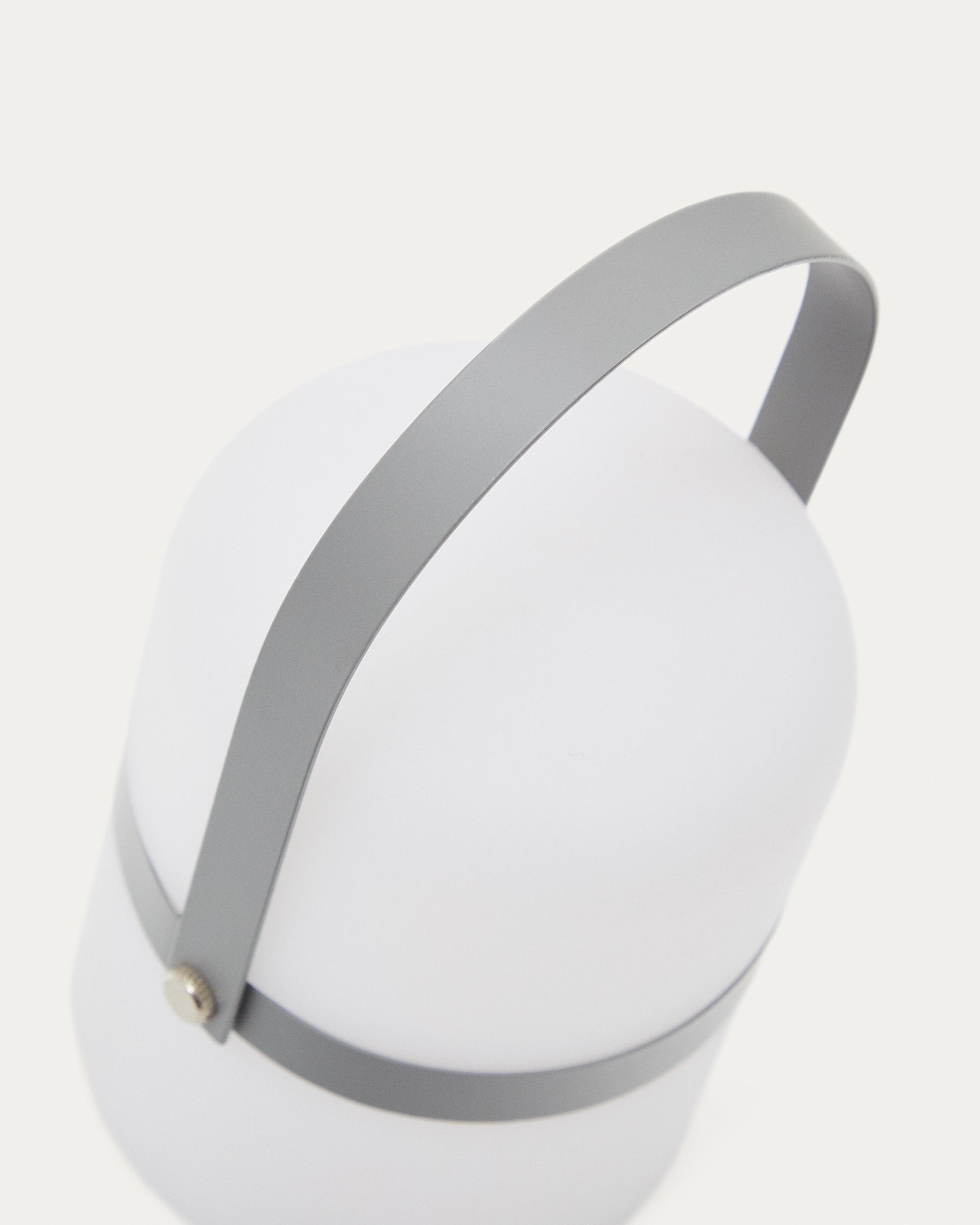 Die kompakte Ridley Tischleuchte in Grau von Kave Home vereint elegantes Design mit kabelloser Flexibilität und anpassbarer Beleuchtung für jeden Anlass.