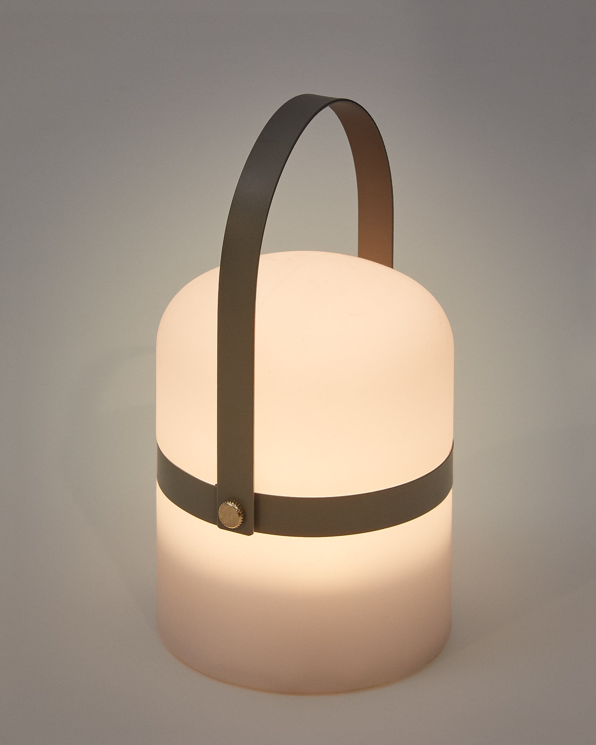 Die Ridley Tischleuchte von Kave Home in Grau bietet modernes Design, kabellose Freiheit und individuelle Lichtstimmungen für jeden Raum.