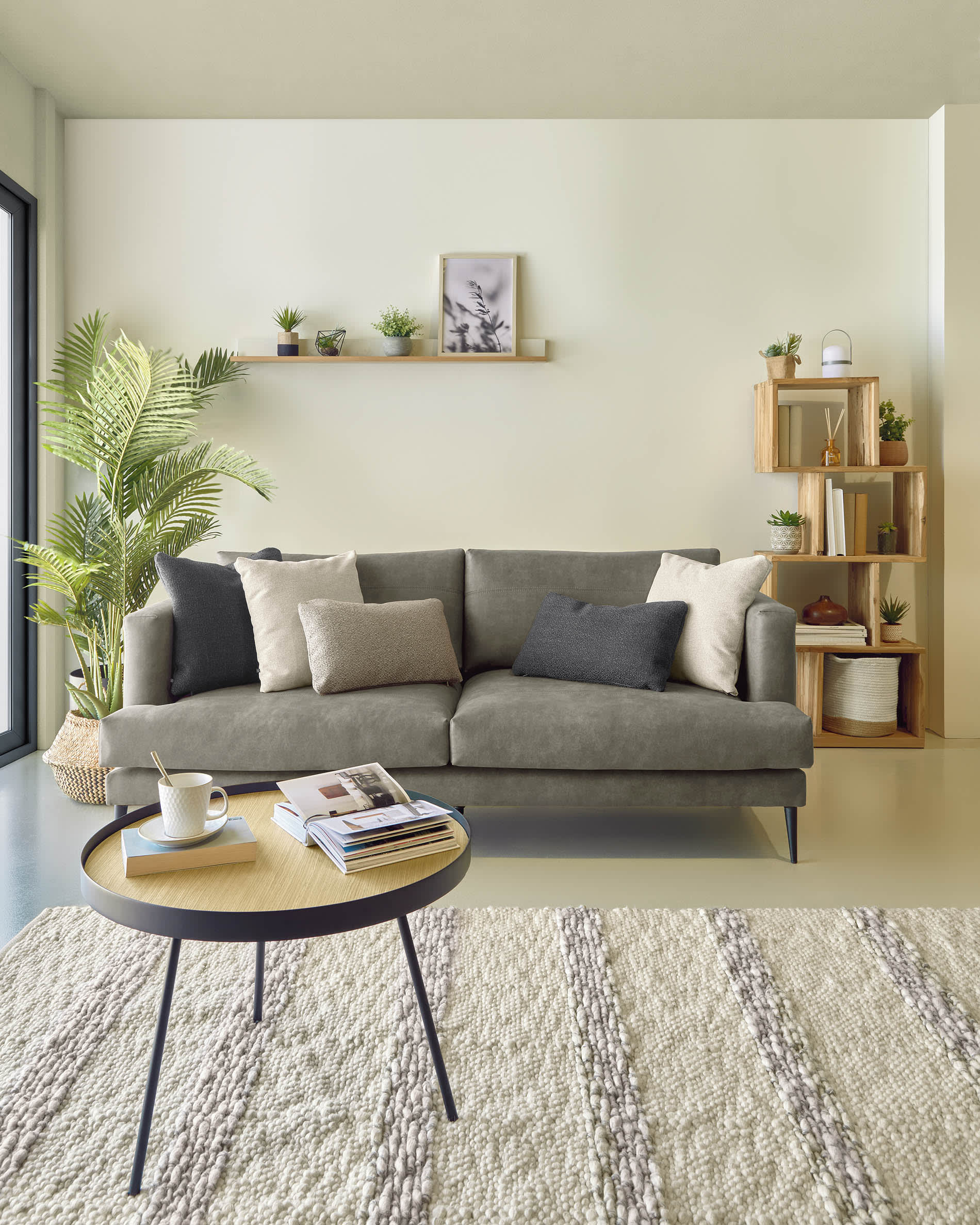 Die Ridley Tischleuchte von Kave Home in Grau bietet modernes Design und kabellose Flexibilität, ideal für stilvolle Beleuchtung überall.