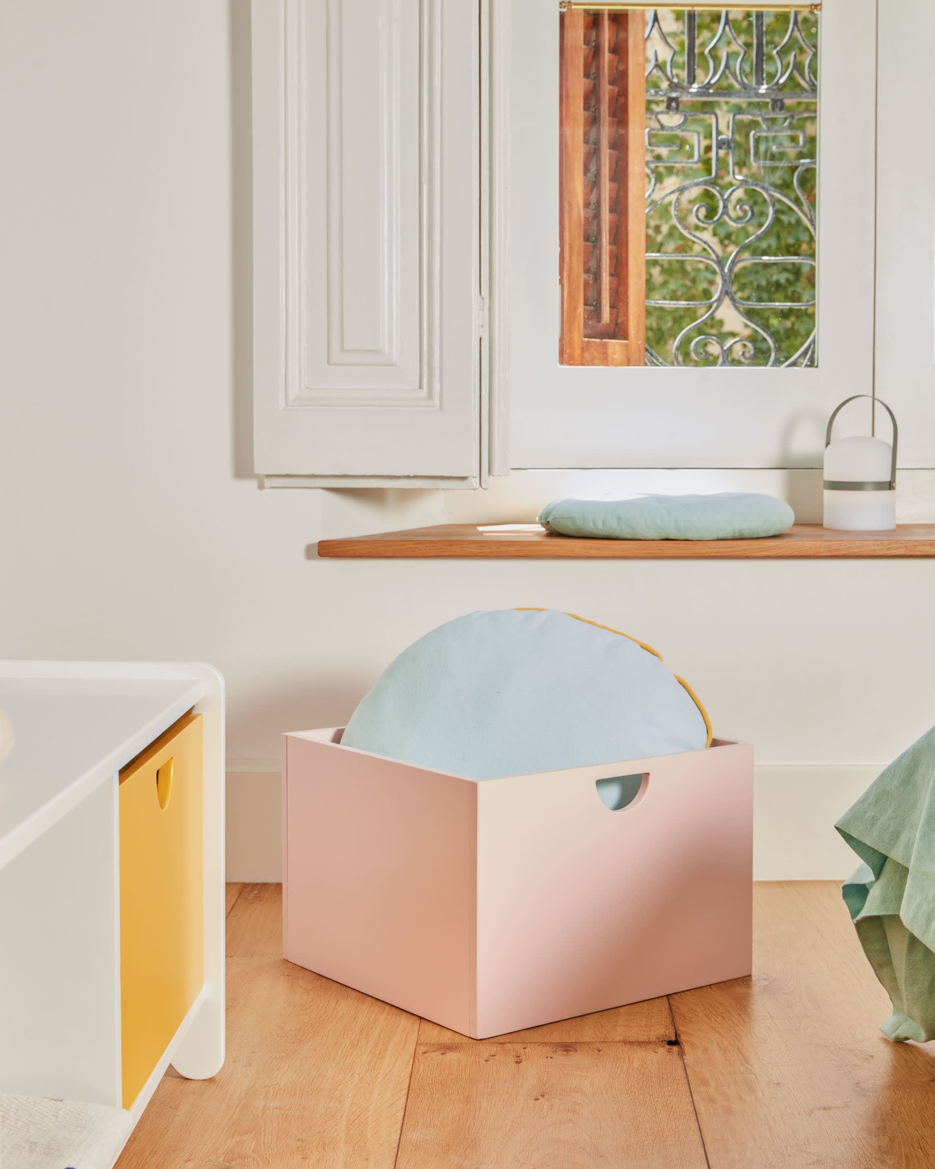 Die kompakte Ridley Tischleuchte in Grau von Kave Home vereint elegantes Design mit kabelloser Flexibilität und anpassbarer Helligkeit für jeden Raum.