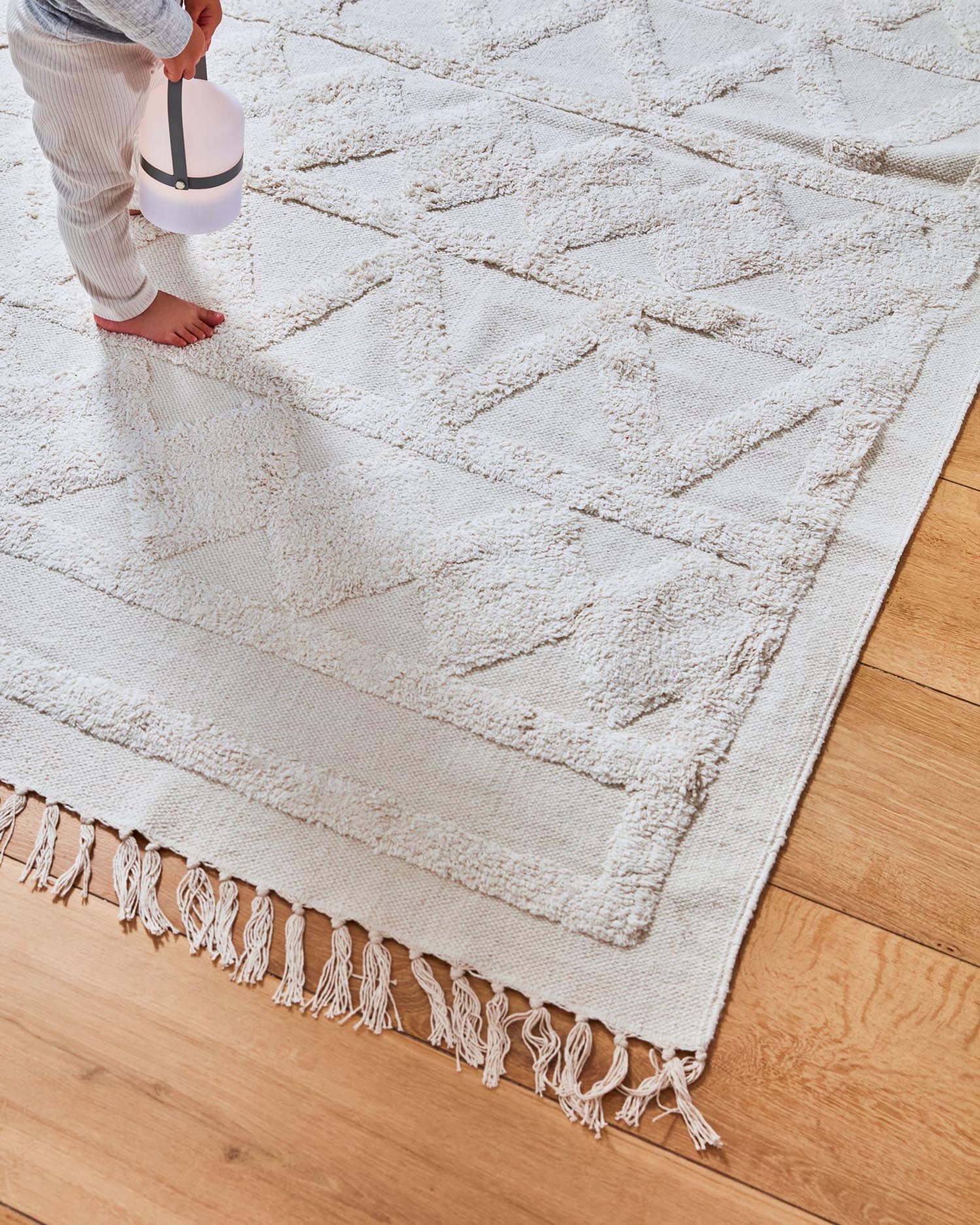 Die kompakte Ridley Tischleuchte in Grau von Kave Home vereint elegantes Design mit kabelloser Flexibilität und anpassbarer Helligkeit für jeden Anlass.