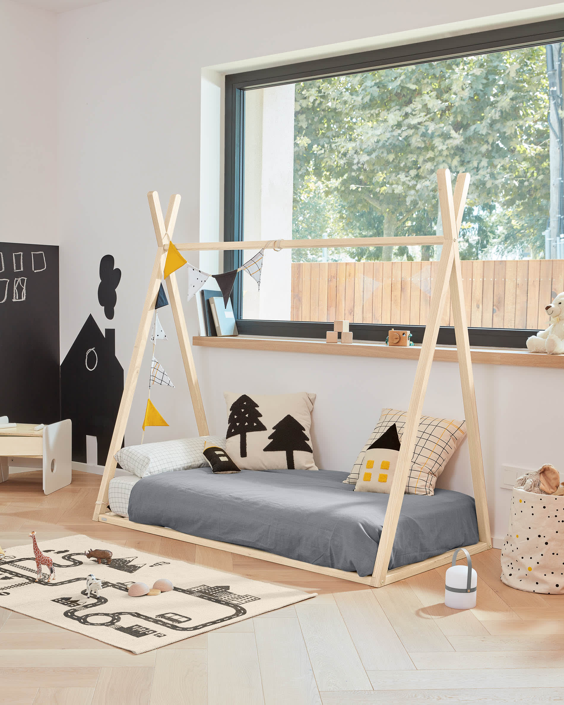 Die Ridley Tischleuchte in Grau von Kave Home kombiniert modernes Design mit Funktionalität und ist ideal für stilvolle Räume.