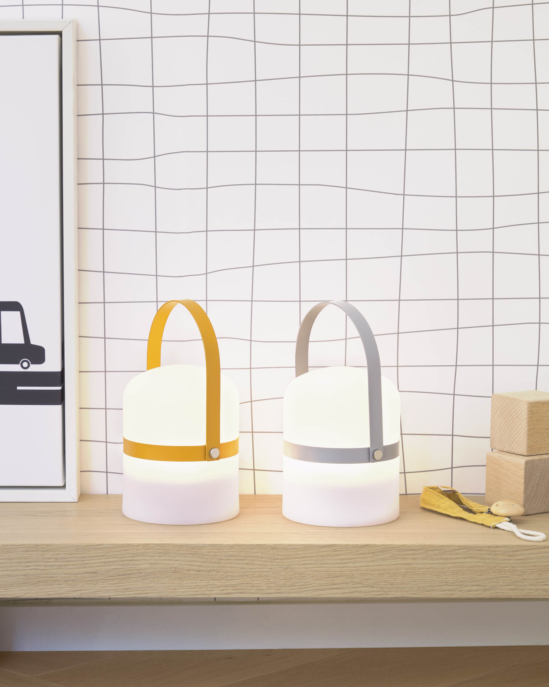 Die Ridley Tischleuchte von Kave Home in Grau bietet modernes Design und Funktionalität, ideal für elegante und zeitgemässe Wohnräume.