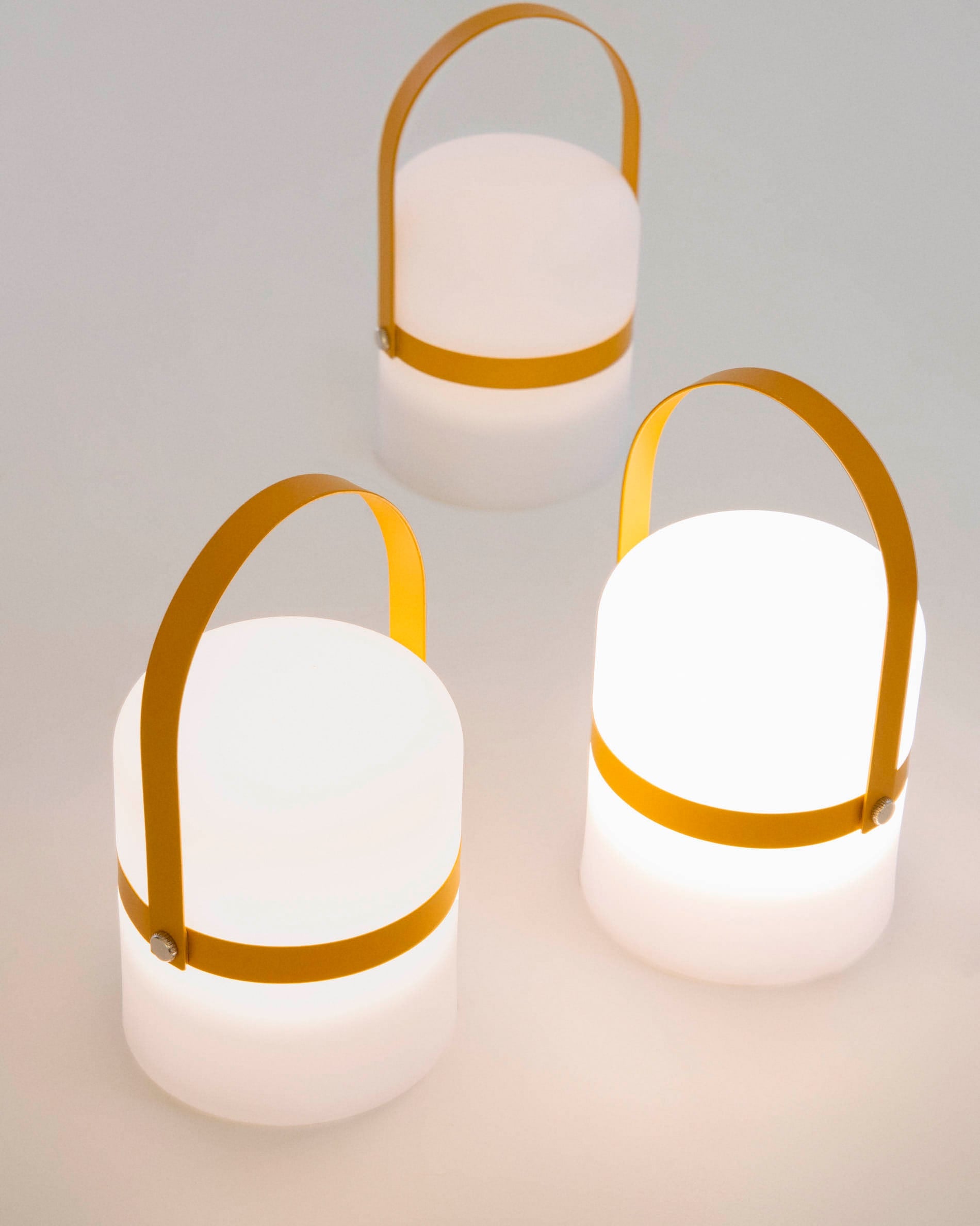 Die Ridley Tischleuchte in senfgelb von Kave Home ist eine stilvolle, kompakte Beleuchtungslösung, die jedem Raum lebendige Akzente verleiht.