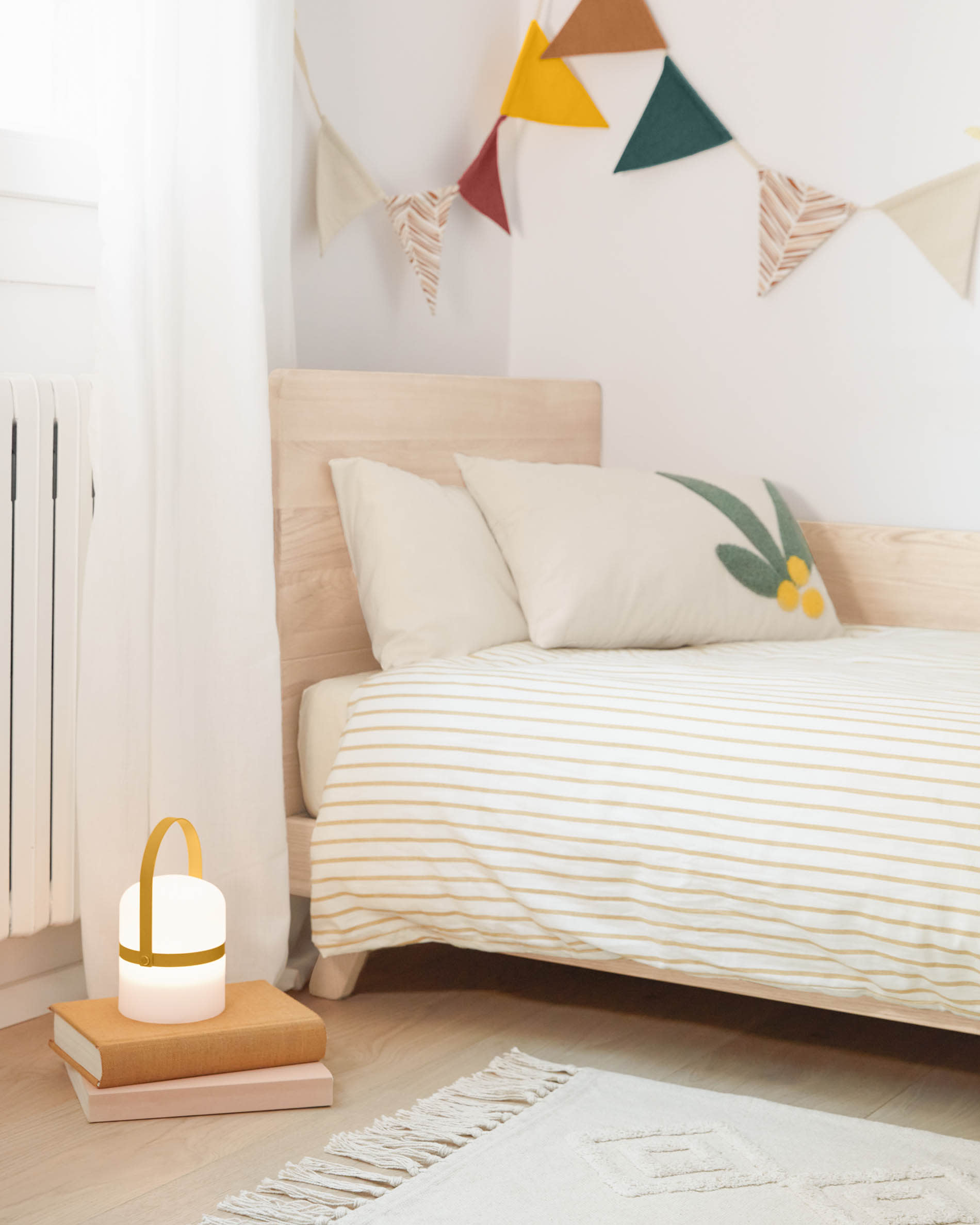 Die Ridley Tischleuchte in Senfgelb von Kave Home bietet modernes Design und Funktionalität, perfekt für stilvolle Wohnräume.