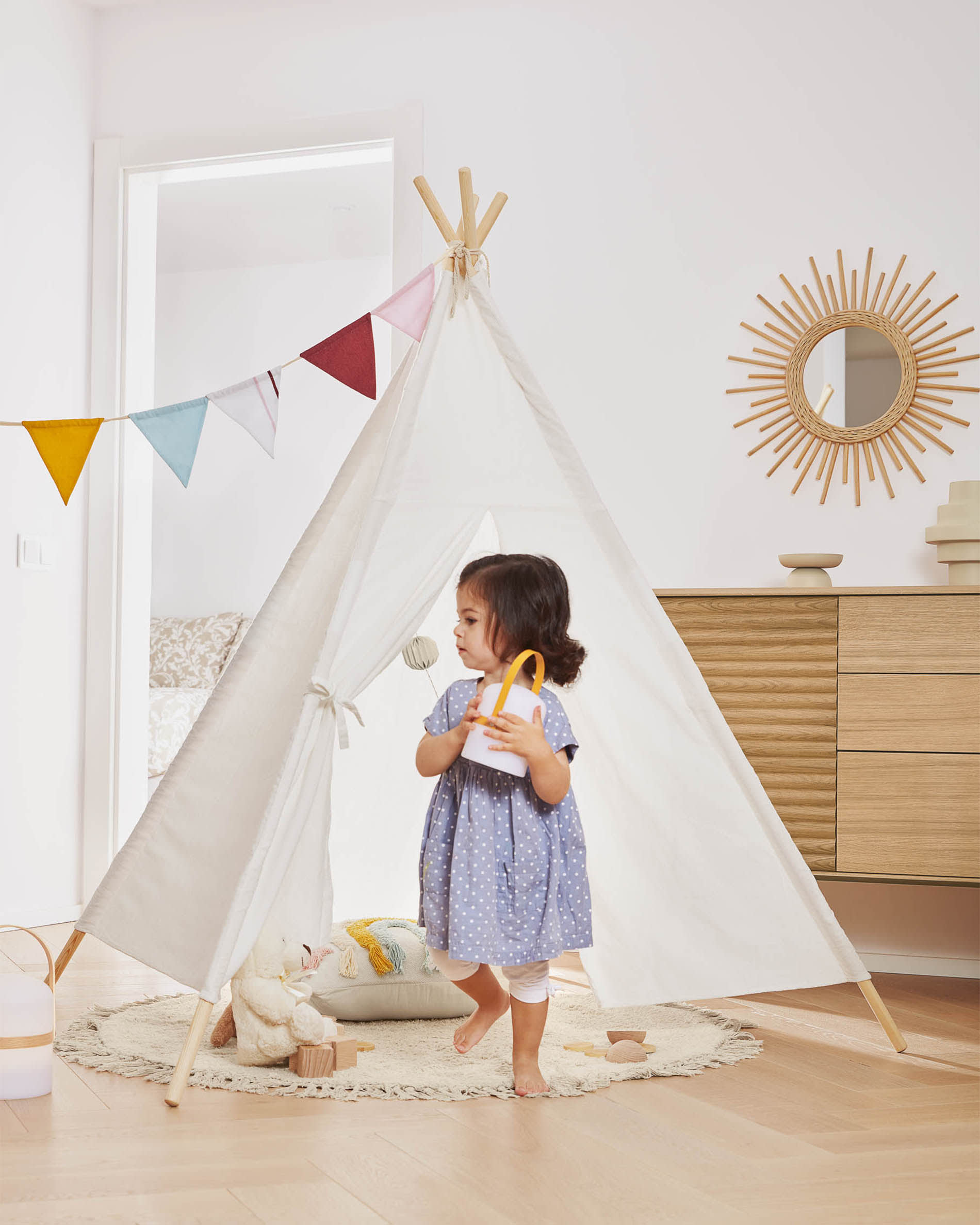 Die Ridley Tischleuchte in Senfgelb von Kave Home bietet modernes Design und Funktionalität, perfekt für stilvolle Wohnräume.