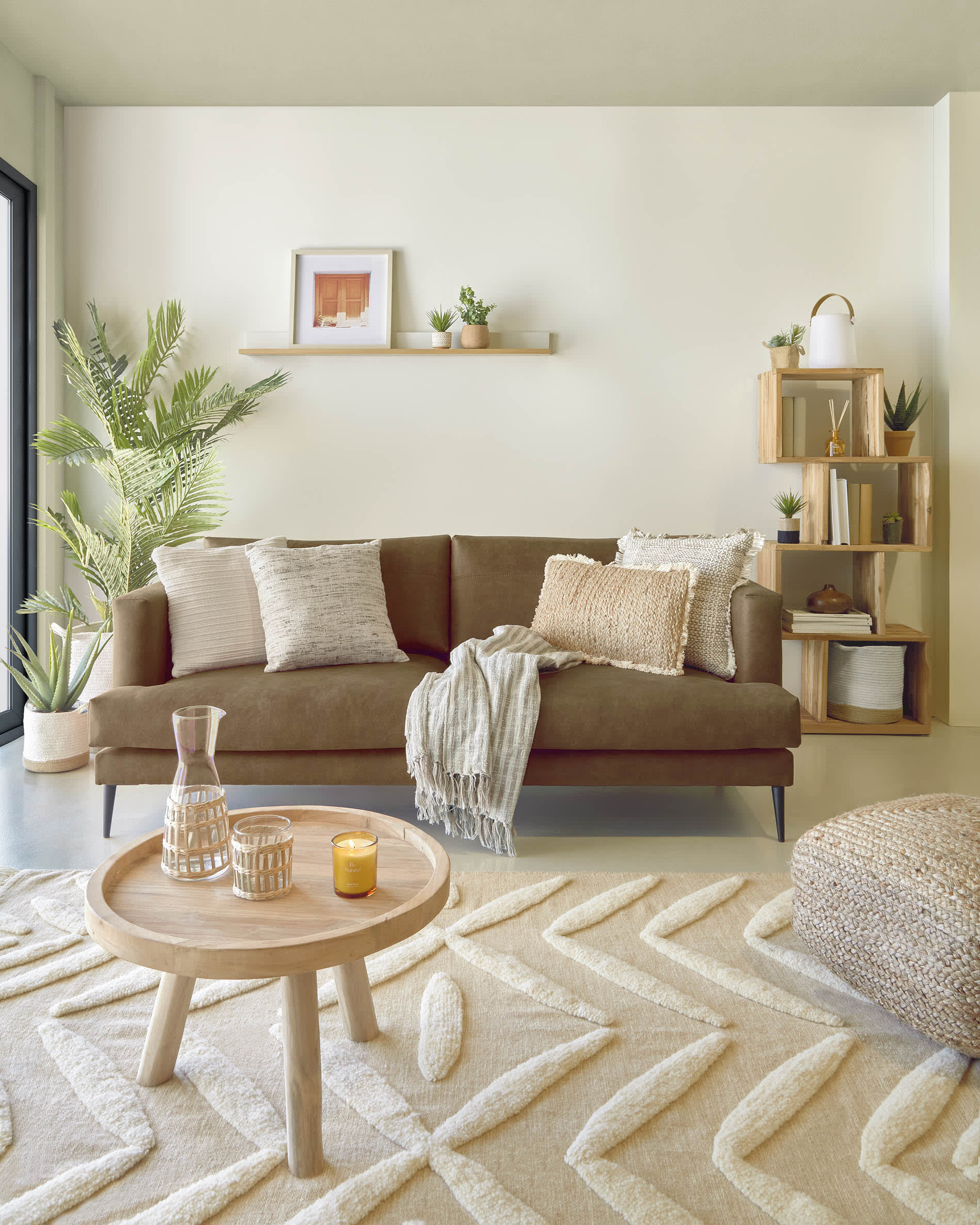 Modernes Wandregal aus Eichenfurnier und weissem Lack, 120x15 cm, FSC-zertifiziert, stilvoll und nachhaltig von Kave Home.