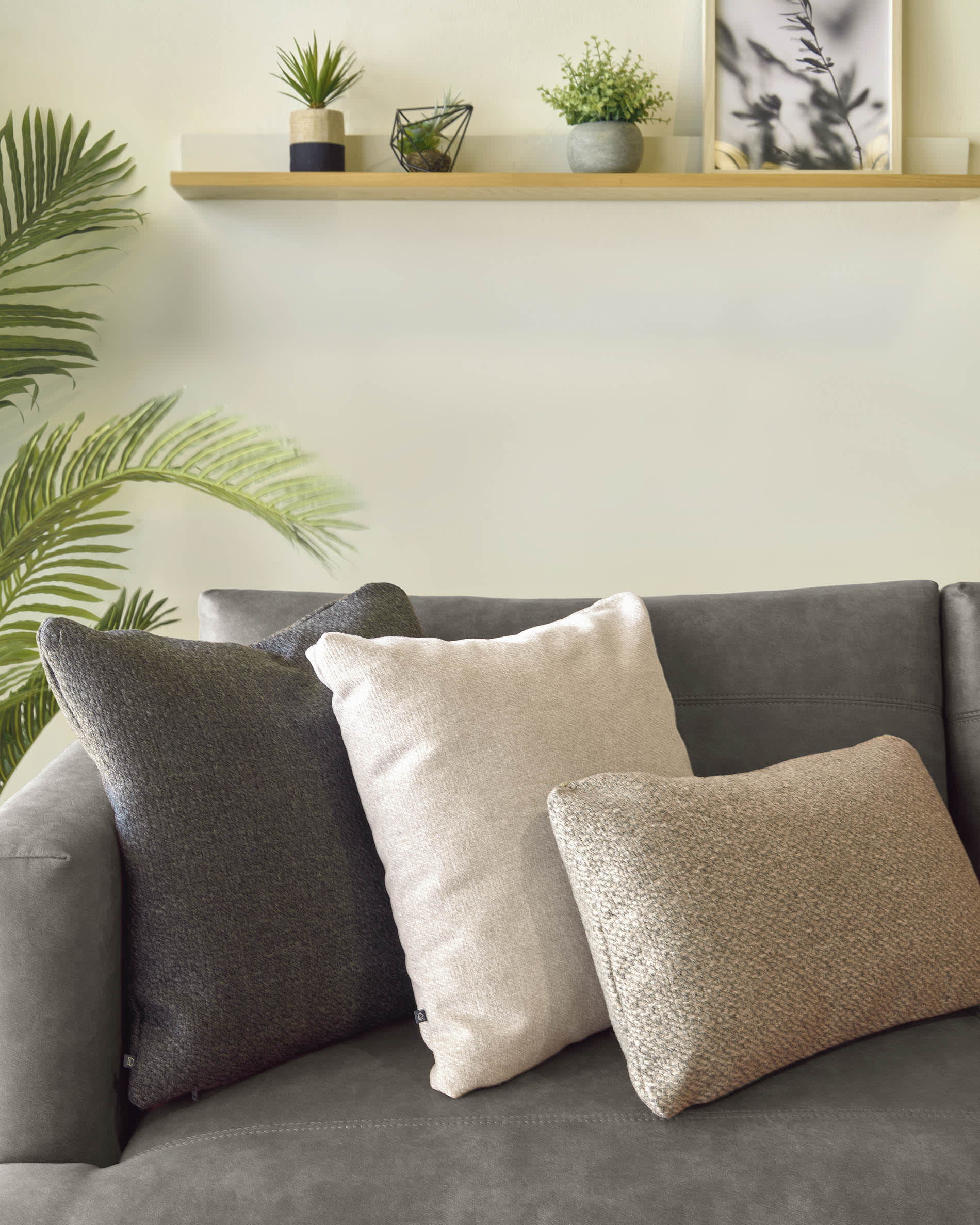 Modernes Wandregal aus Eichenfurnier und weissem Lack, 120x15 cm, FSC-zertifiziert, ideal für stilvolle Wohnräume.