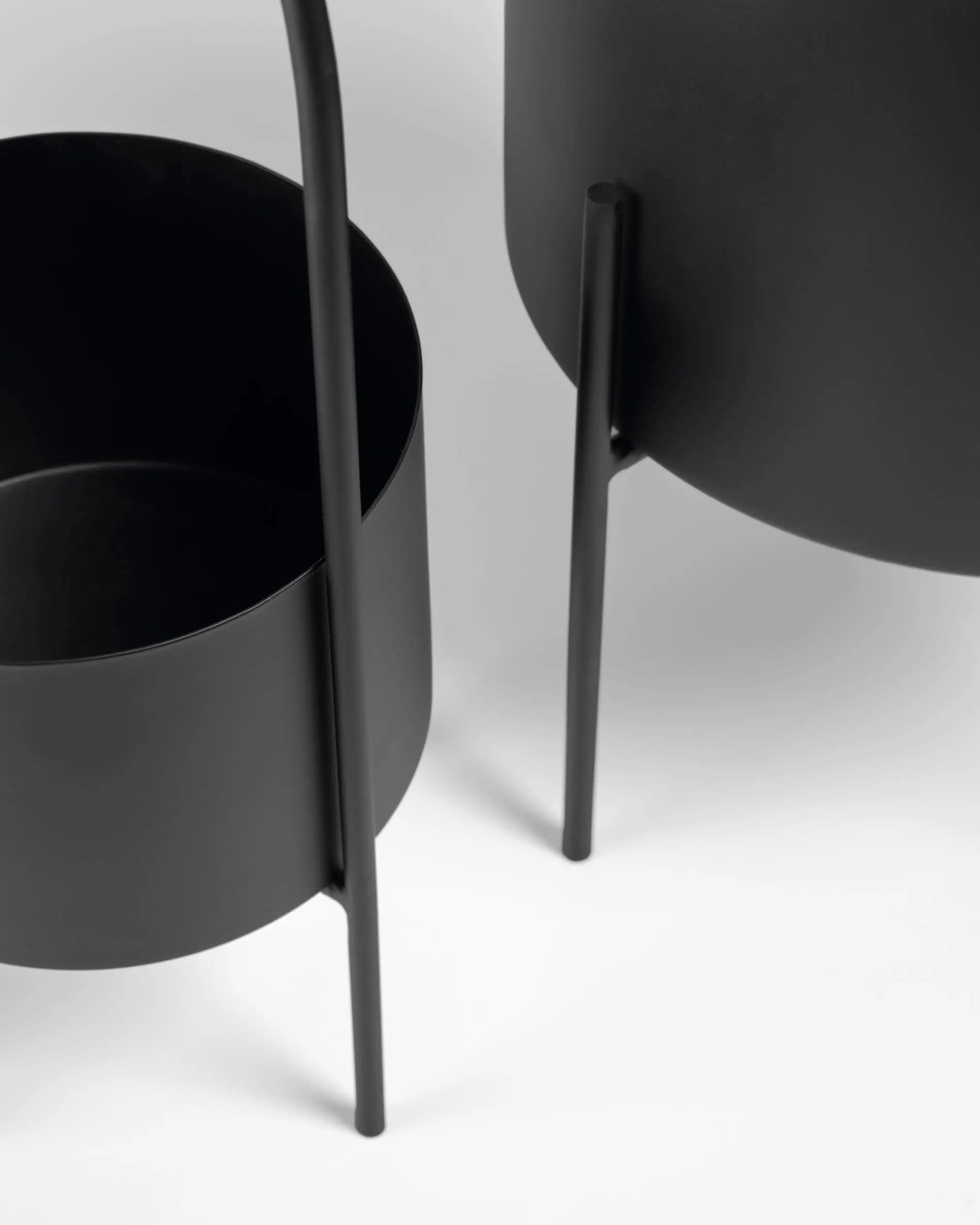 Elegantes 2er-Set Mash-Pflanzgefäße mit schwarzem Griff, perfekt für Pflanzen, Größen Ø 25 cm und Ø 16,5 cm, von Kave Home.