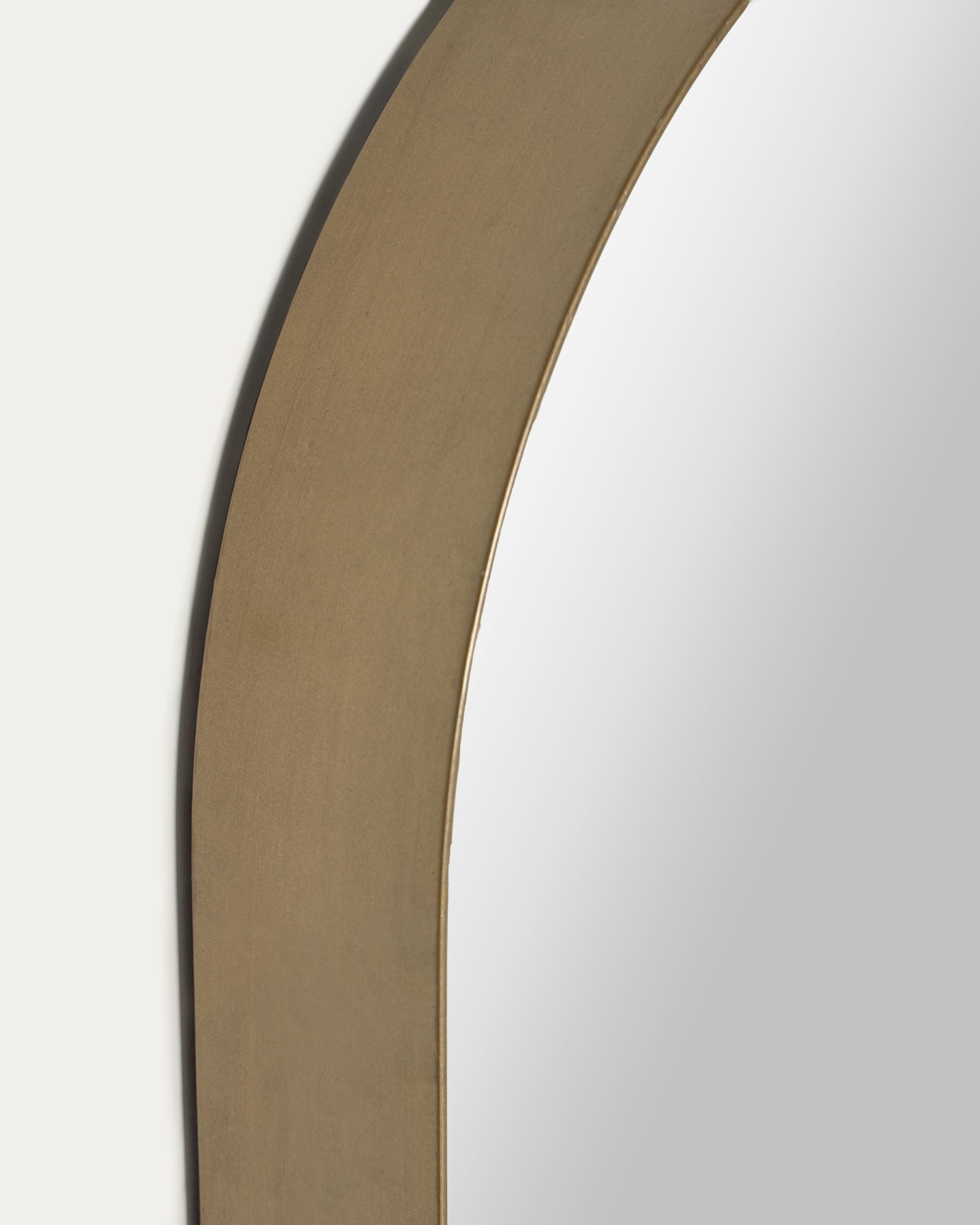 Eleganter Tiare Wandspiegel von Kave Home, 31 x 61,5 cm, mit goldfarbenem Metallrahmen – perfektes Accessoire für jeden Raum.