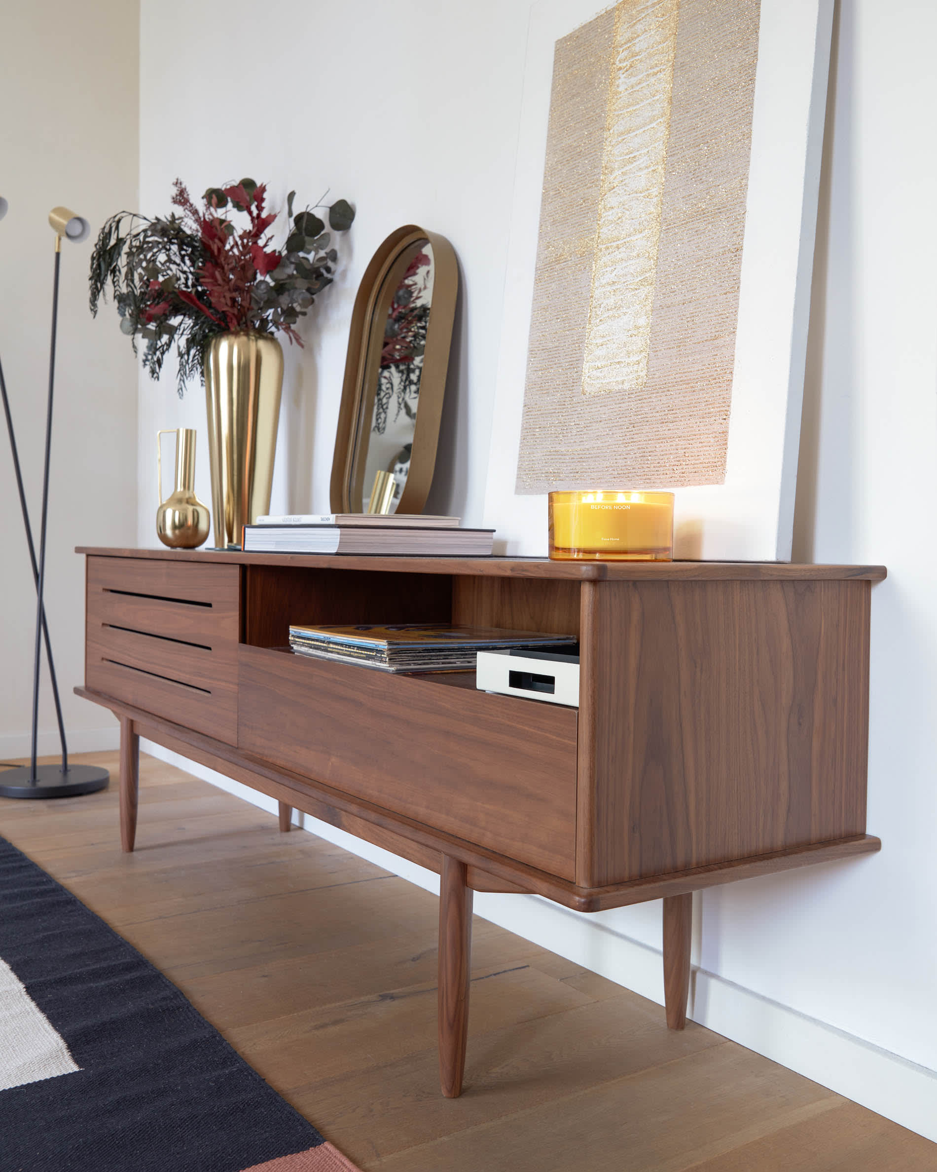 Eleganter Tiare Wandspiegel aus goldfarbenem Metall, 31 x 61,5 cm, von Kave Home – stilvolles Design für moderne Wohnräume.