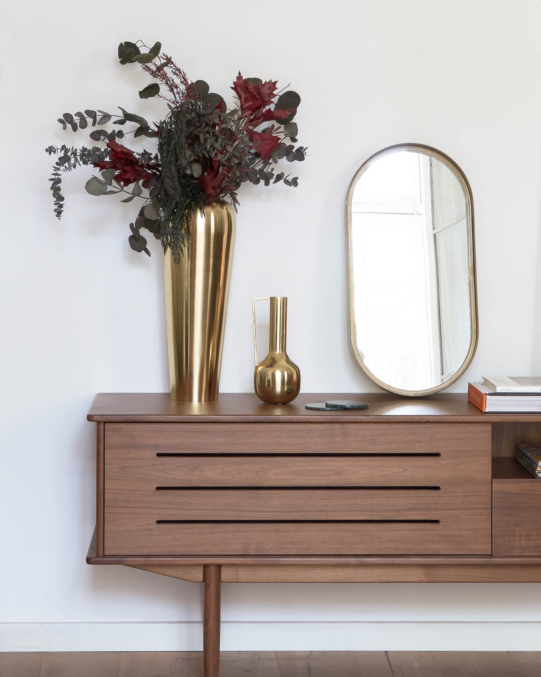 Eleganter Wandspiegel mit goldfarbenem Metallrahmen, 31x61,5 cm, ideal für stilvolle Raumakzente.