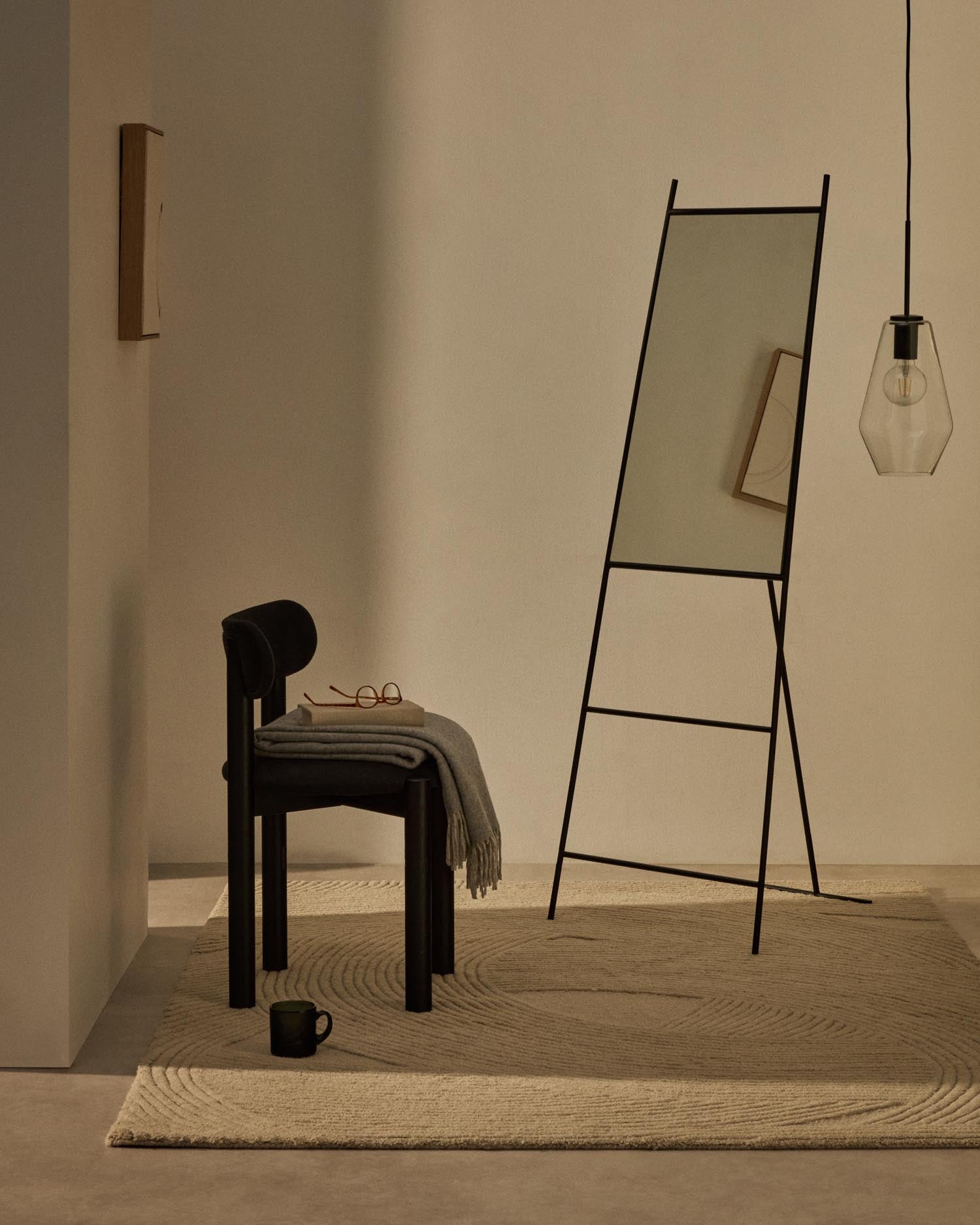 Stilvoller Norland Ganzkörperspiegel 55 x 166 cm mit robustem Metallrahmen, ideal für jeden Raum. Praktische Kleiderbügel und klare Reflexion.