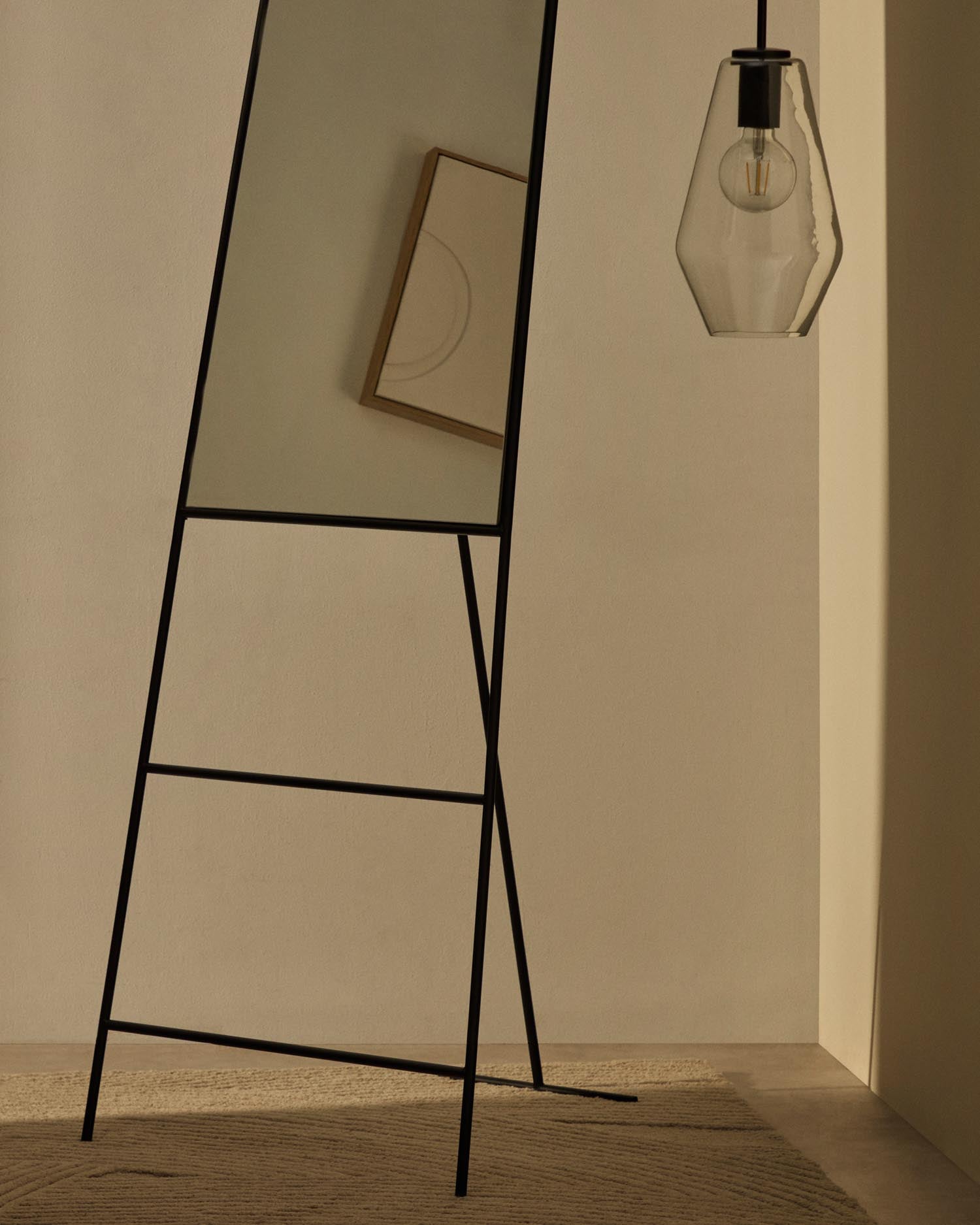 Eleganter Ganzkörperspiegel mit schwarzem Metallrahmen, 55x166 cm, vereint Funktionalität und Stil mit integrierten Kleiderbügeln.