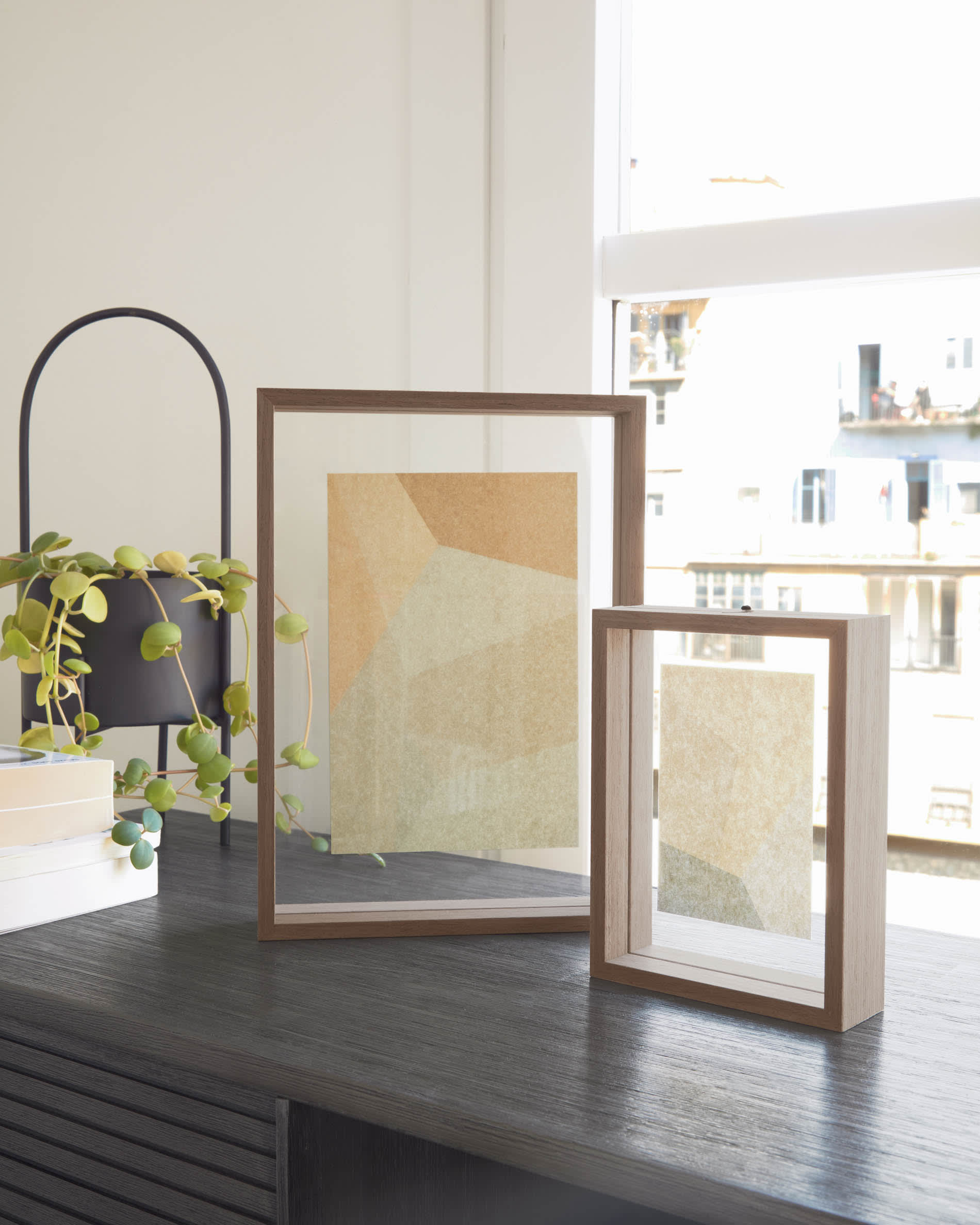 Flavina dunkler Bilderrahmen 22 x 31 cm in Natur präsentiert im Onlineshop von KAQTU Design AG. Bild ist von Kave Home