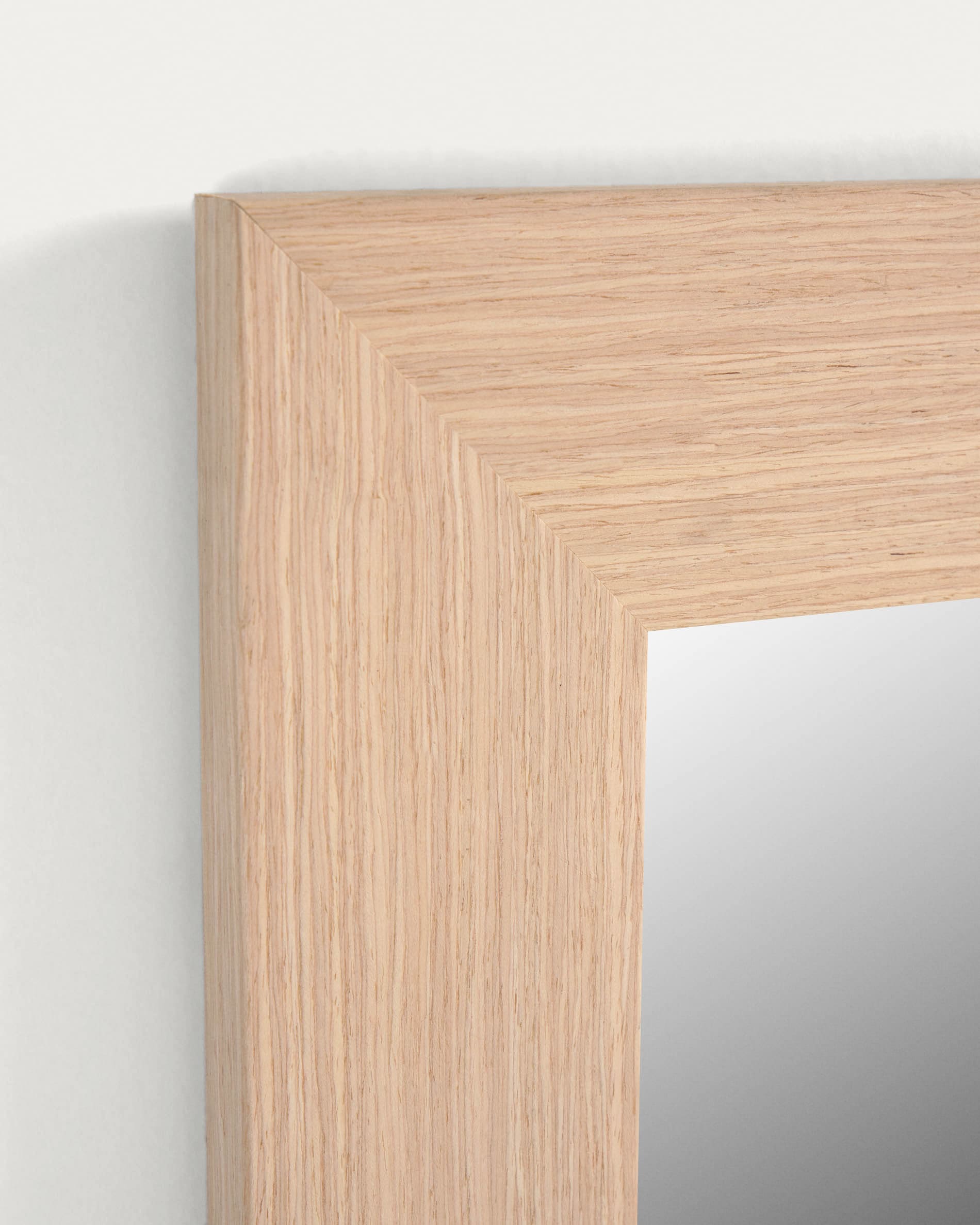 Entdecken Sie den Yvaine Spiegel von Kave Home: 80,5 x 180,5 cm, naturbelassen, ideal für stilvolle Akzente in jedem Raum.