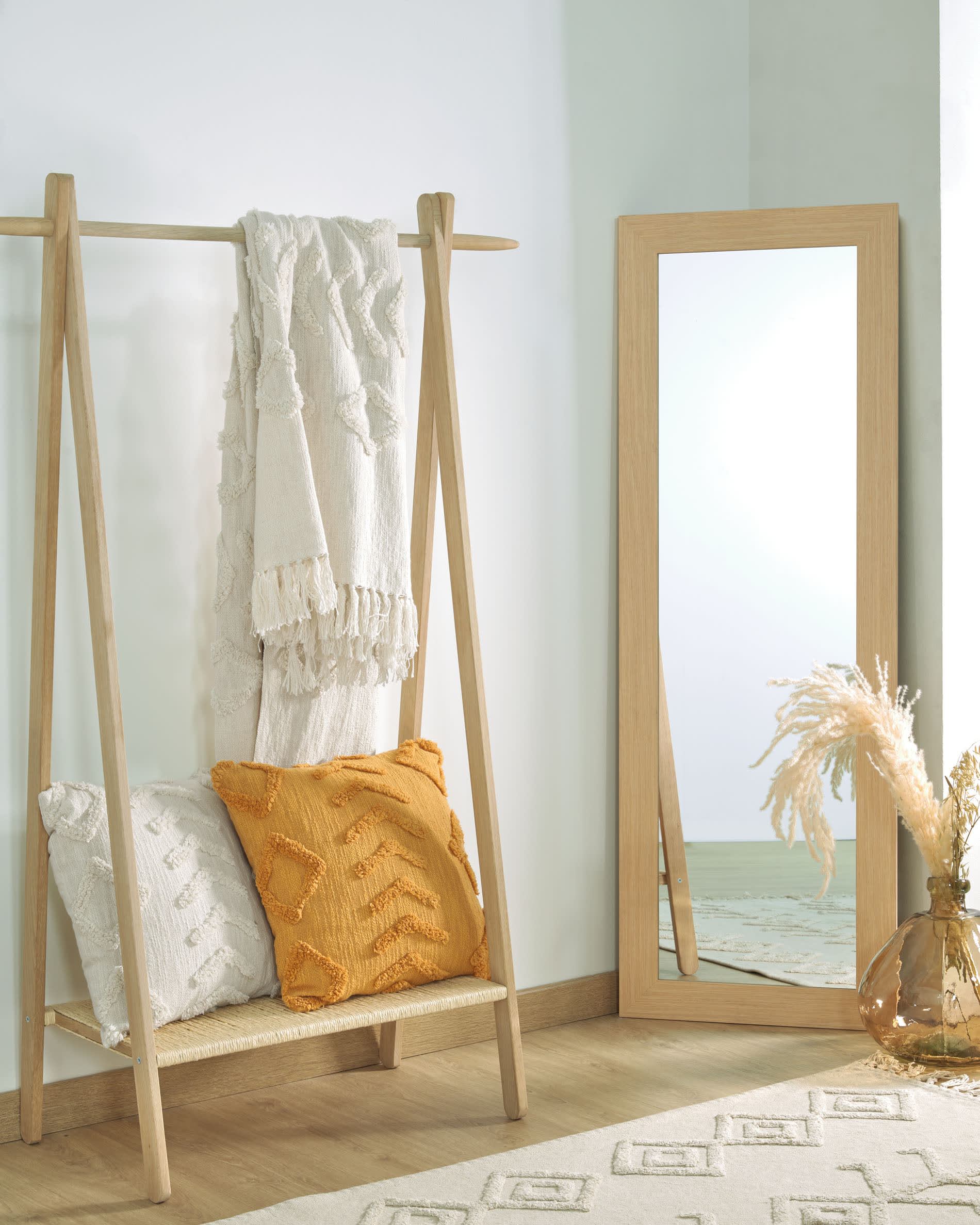 Yvaine Spiegel von Kave Home, 80,5x180,5 cm, naturbelassen, perfekt für ein modernes und elegantes Wohnambiente.