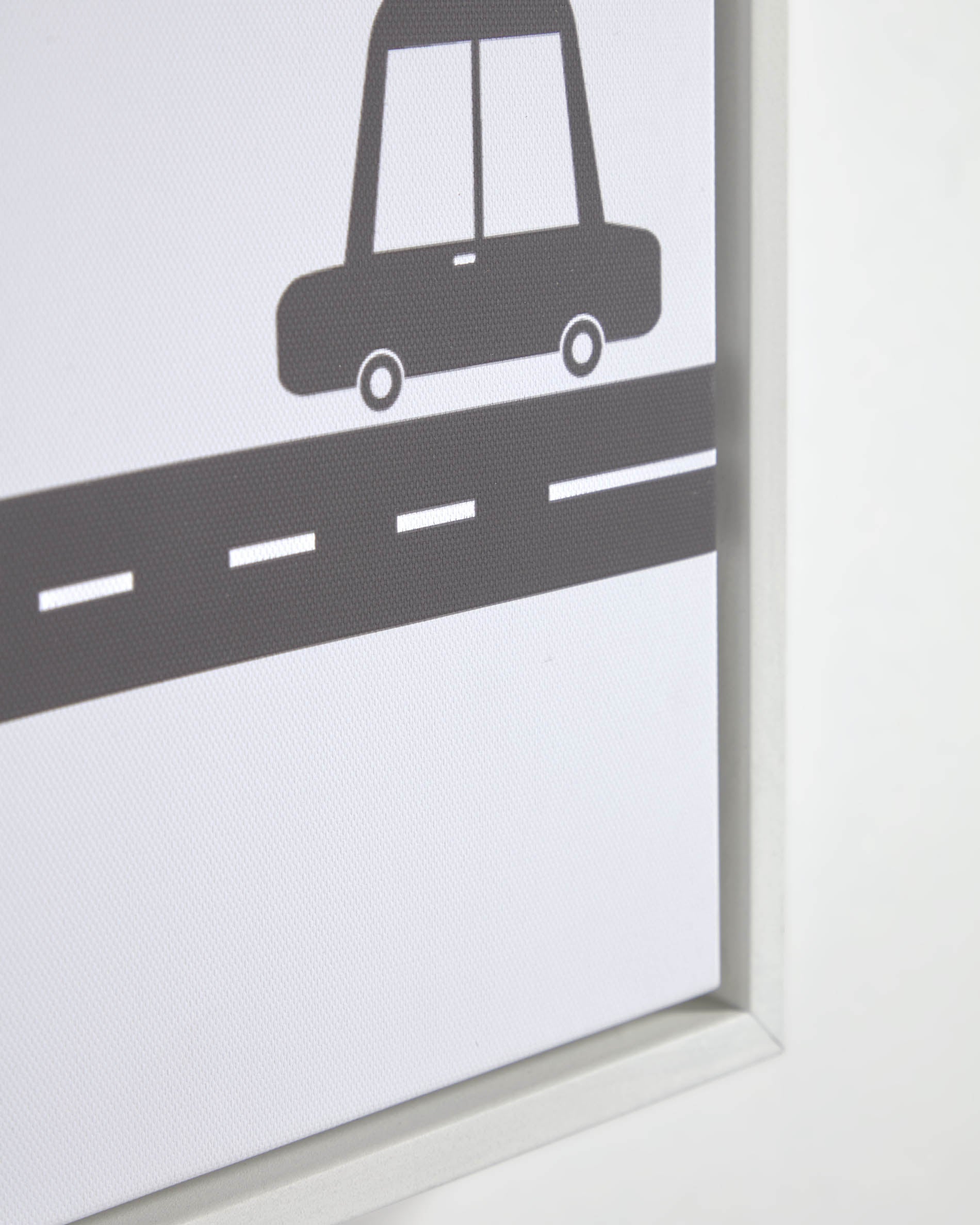 Entdecken Sie das Nisi Set: 3 elegante Holzbilder in Weiß mit abenteuerlichen Autos in Schwarz. Ideal für kreative Kinderzimmergestaltung!