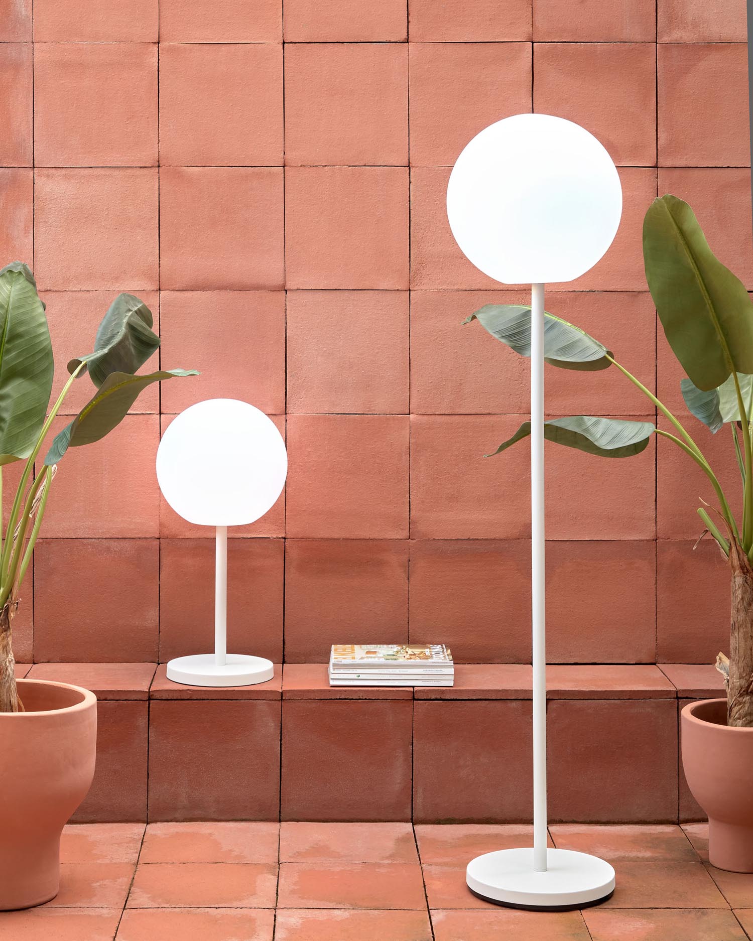 Elegante Outdoor-Tischlampe Dinesh aus weissem Stahl von Kave Home, ideal für stilvolle Aussenbereiche.