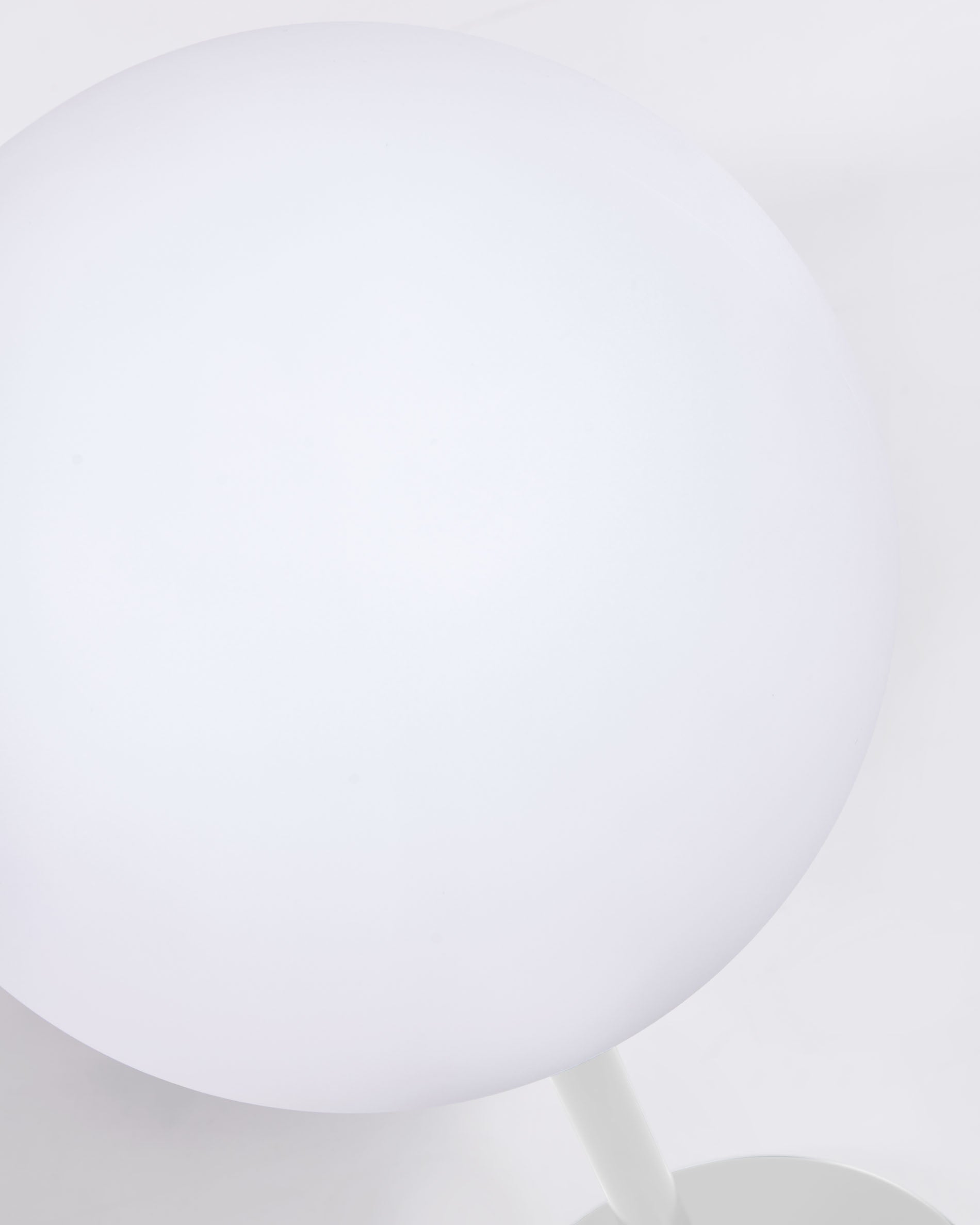 Moderne und tragbare Outdoor Tischlampe Dinesh aus robustem, wetterbeständigem Stahl von Kave Home – perfekt für jeden Außenbereich.