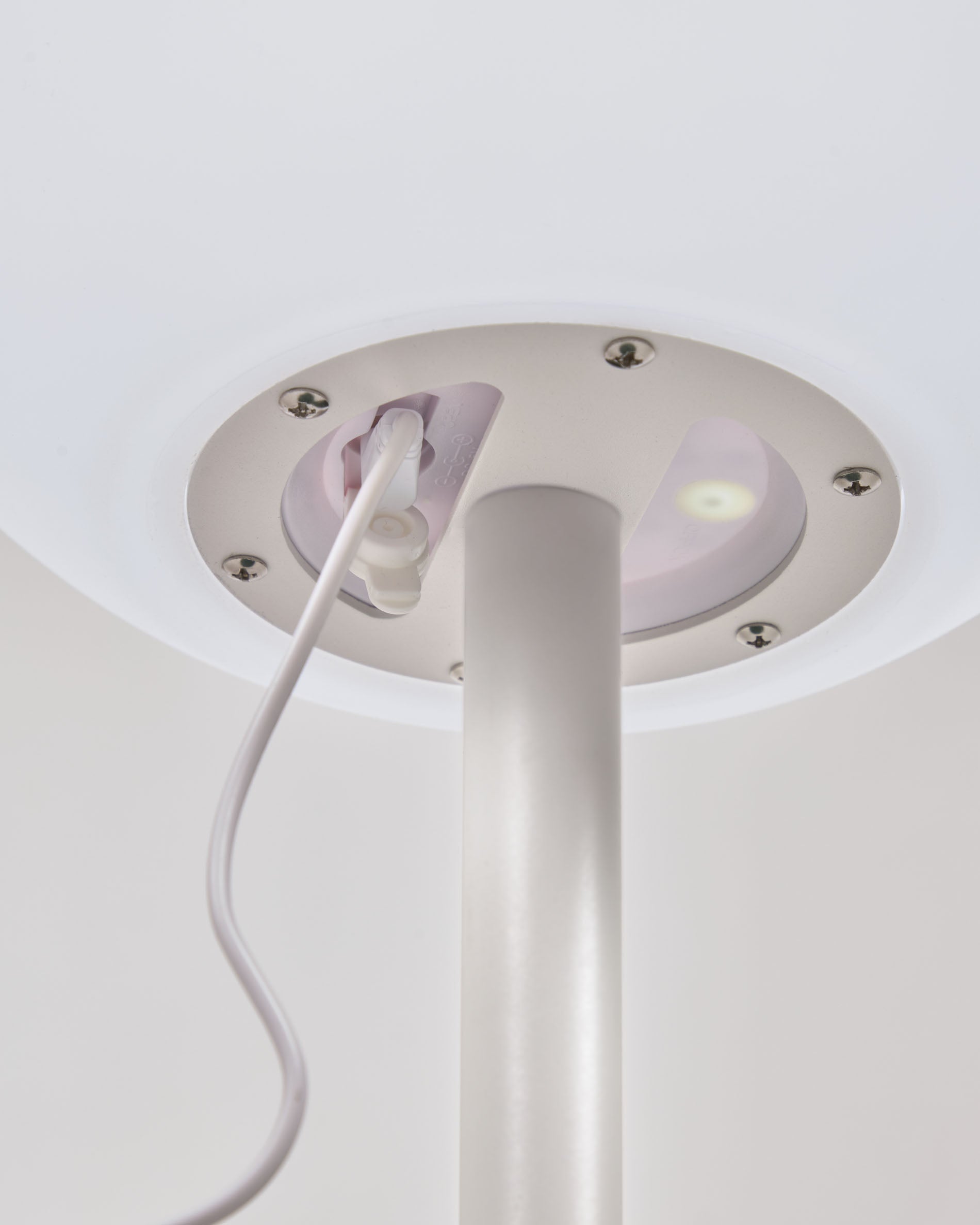 Entdecke die stilvolle und flexible Outdoor Tischlampe Dinesh von Kave Home. Robustes Design aus weißem Stahl, ideal für Garten und Terrasse.