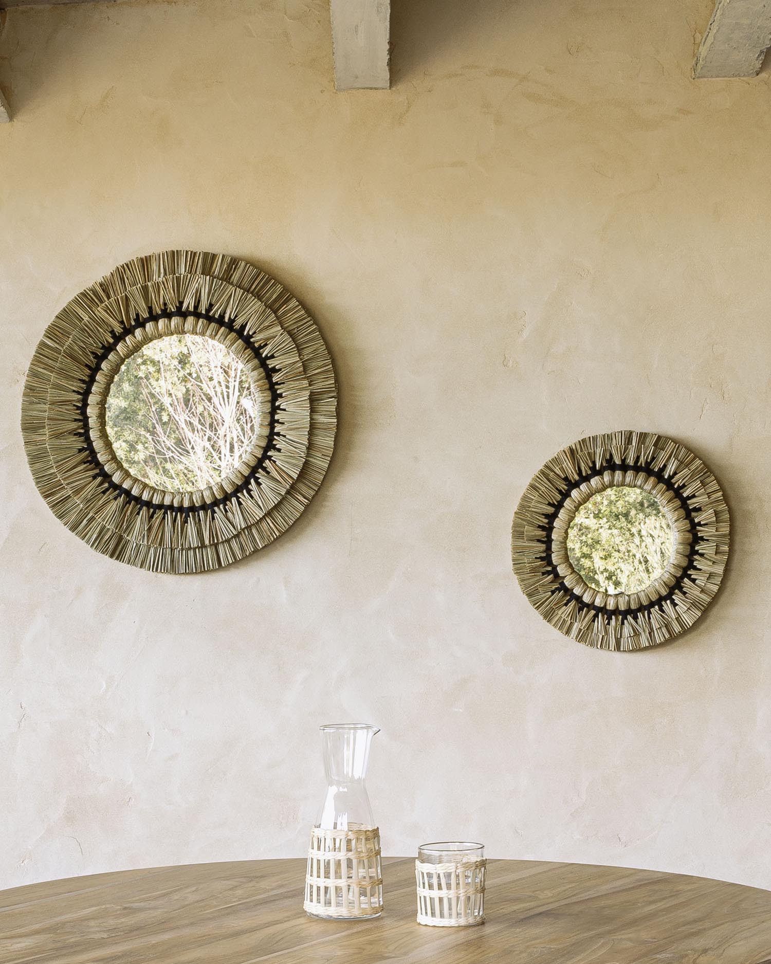 Der Akila Rundspiegel von Kave Home (40 cm) vereint natürliche Materialien und modernes Design, ideal für jeden Raum und umweltbewusste Einrichtung.