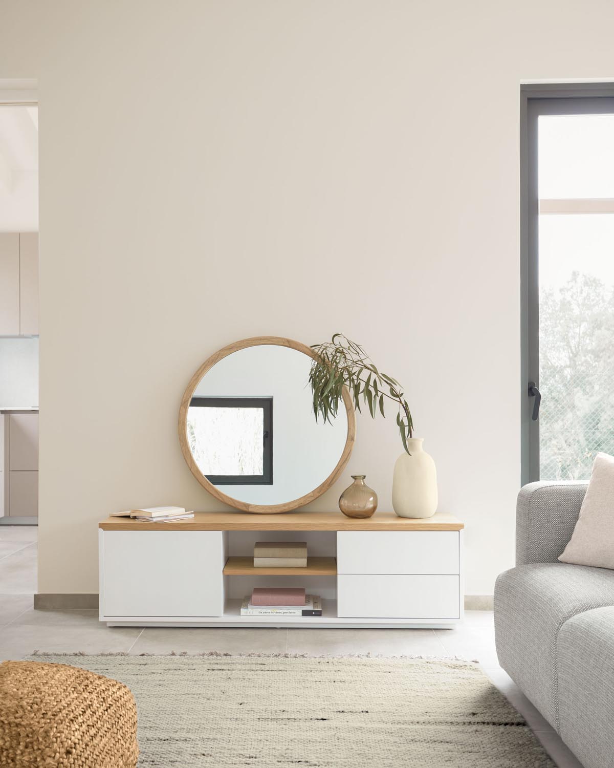 Stilvoller Alum Rundspiegel, 80 cm, aus edlem Mindi-Holz von Kave Home.