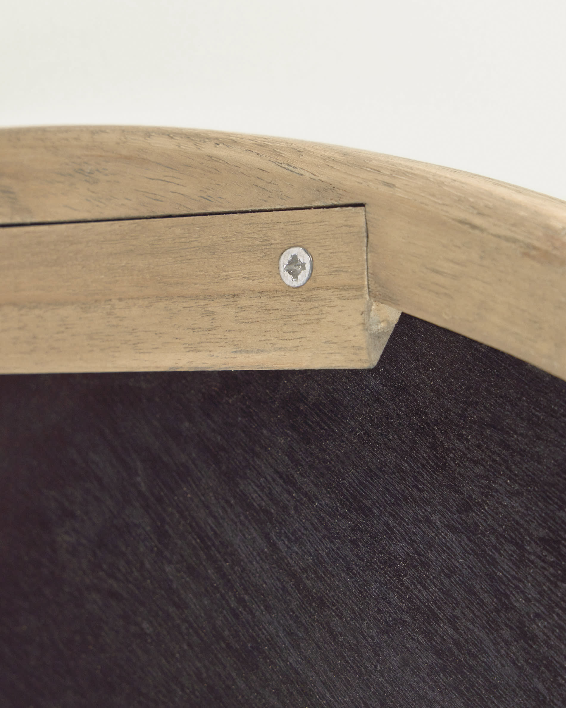 Der 50 cm große Alum Rundspiegel von Kave Home aus massivem Mindi-Holz bringt skandinavischen Charme und Funktionalität in jeden Raum.