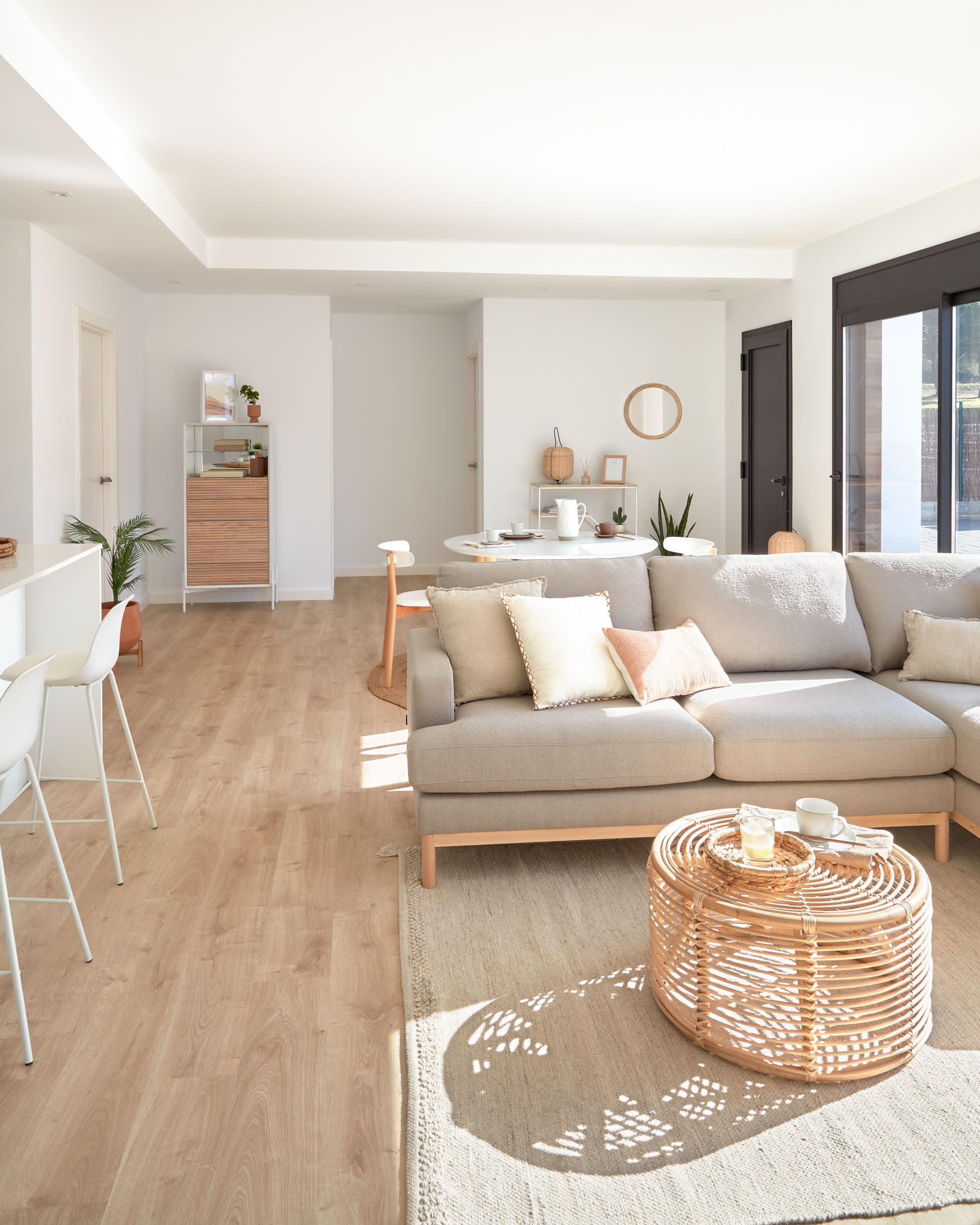 Der Alum Rundspiegel von Kave Home, 50 cm, kombiniert hochwertige Handwerkskunst mit natürlichem Mindi-Holz und verleiht jedem Raum einen stilvollen Akzent.