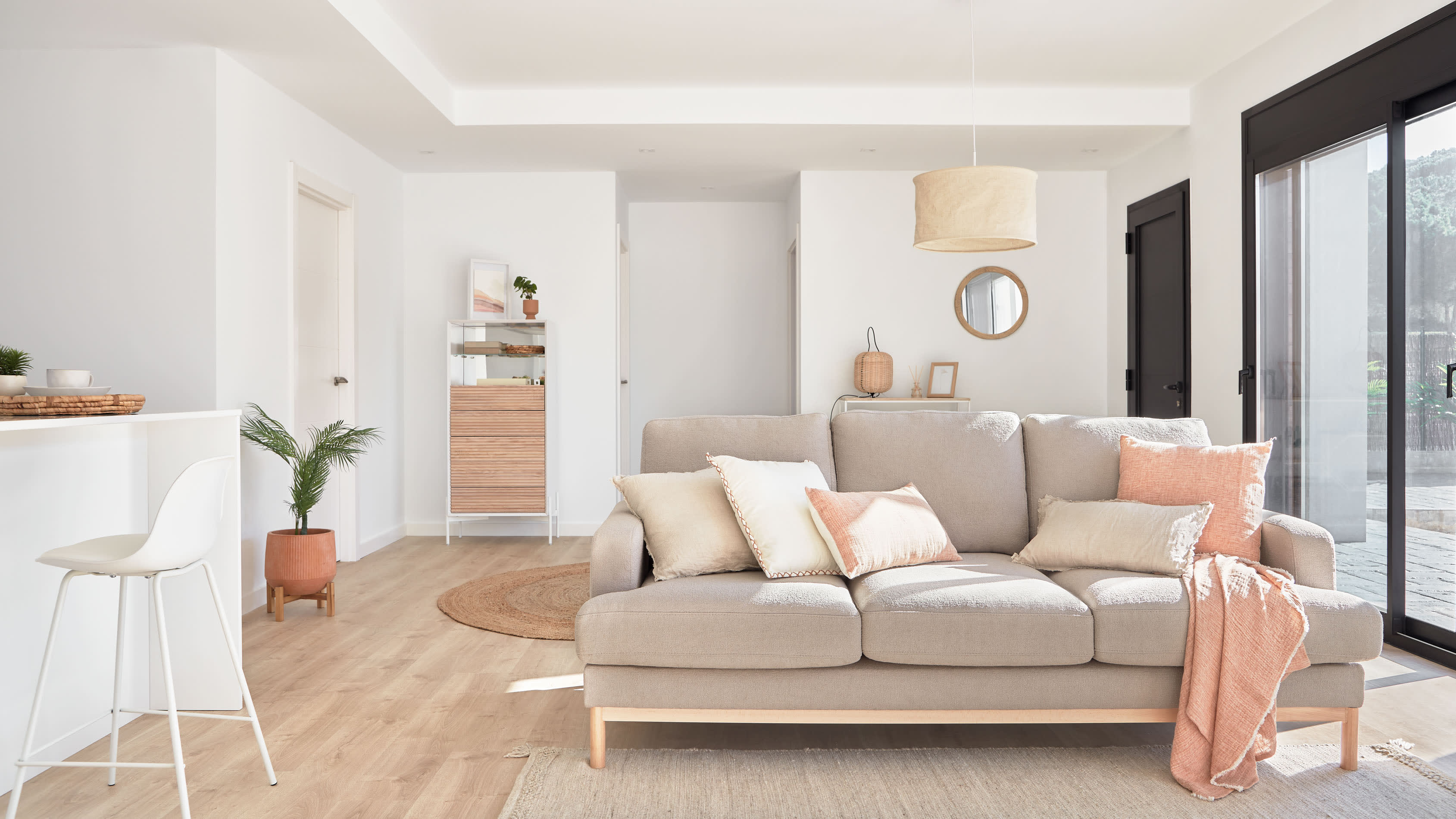 Der Alum Rundspiegel von Kave Home, 50 cm, aus robustem Mindi-Holz, verleiht jedem Raum mit seinem skandinavischen Stil und klarer Reflexion eine stilvolle Note.